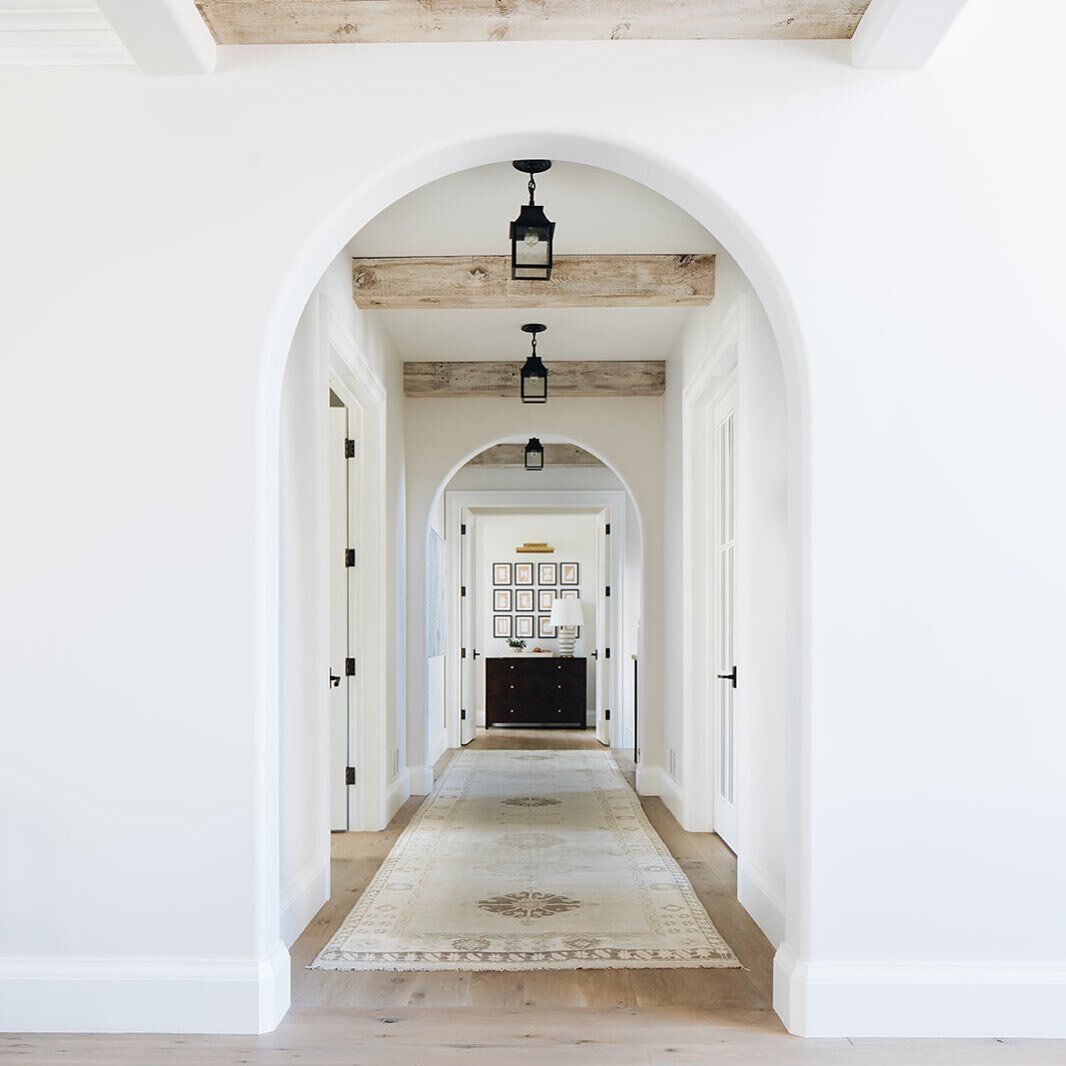 From the vintage rug to the show stopping beams, an inviting archway &amp; delicate lighting...this space has got our hearts beating fast ❤️⭐

design: @katemarkerinteriors
Photo: @stofferphotographyinteriors
*
*
*
*
*
#entryway #hallwaydesign #aspenl