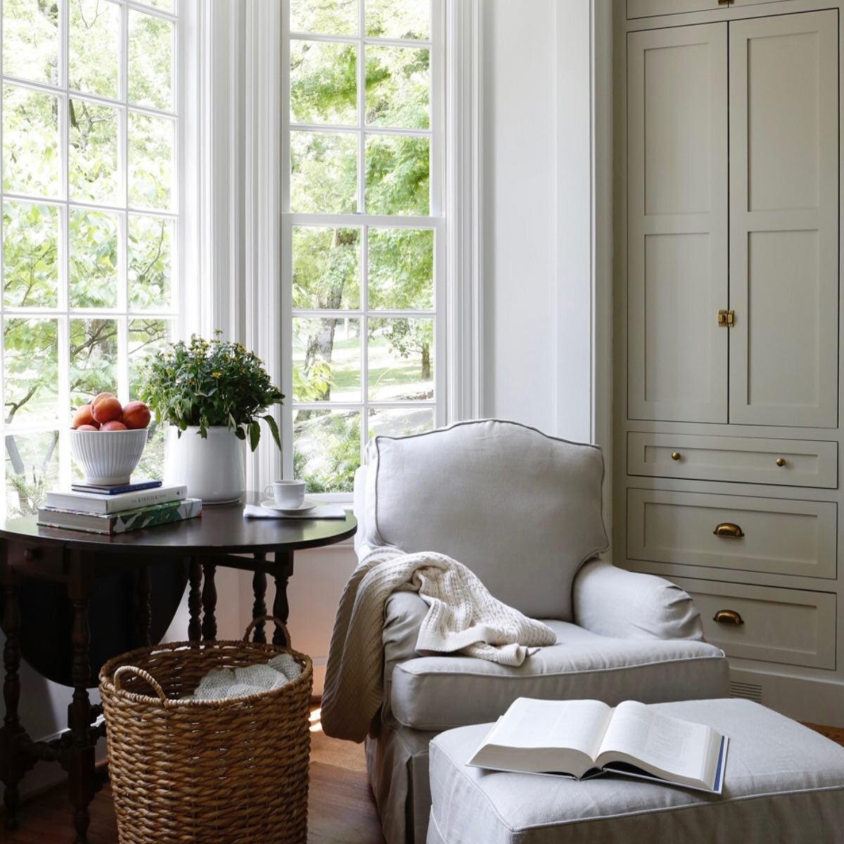 To be curled up in this nook all day long.. 

That is a dream! 

@sabbeinteriordesign

*
*
*
#NJdesigner #NJinteriors #NJinteriordesign #interiordesign #homereno #clean #classic #homedesign #inspotoyourhome #designisinthedetails #makehomeyours #doing
