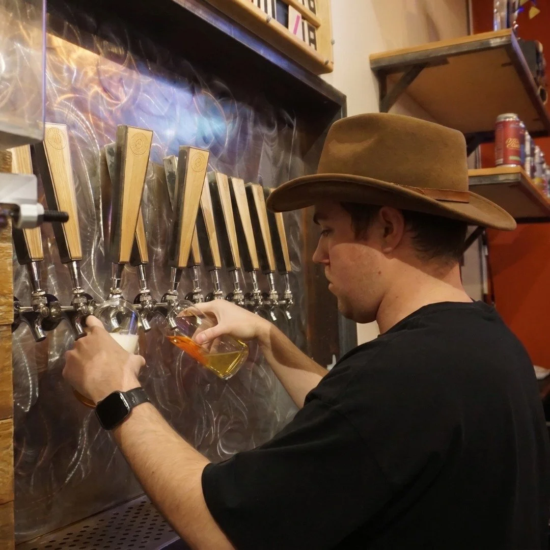 🤠 Cowboy: "I drink beer after working cattle all day."

🧔 Hipster: "I drink beer while listening to a vinyl record pressed in a converted barn."

🍺 Cowboys VS. Hipsters IPA: "Why not both?"

𝐂𝐨𝐰𝐛𝐨𝐲𝐬 𝐕𝐒. 𝐇𝐢?