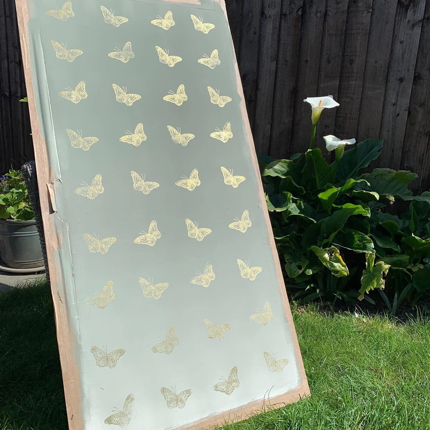 It&rsquo;s been a long while since I posted 🙈! 
⠀⠀⠀⠀⠀⠀⠀⠀⠀
I&rsquo;ve been working on some new things in the background.  This is a super cute butterfly wallpaper inspired mural 🦋! 
⠀⠀⠀⠀⠀⠀⠀⠀⠀
Keeping it simple with a subtle blend of green shading fr