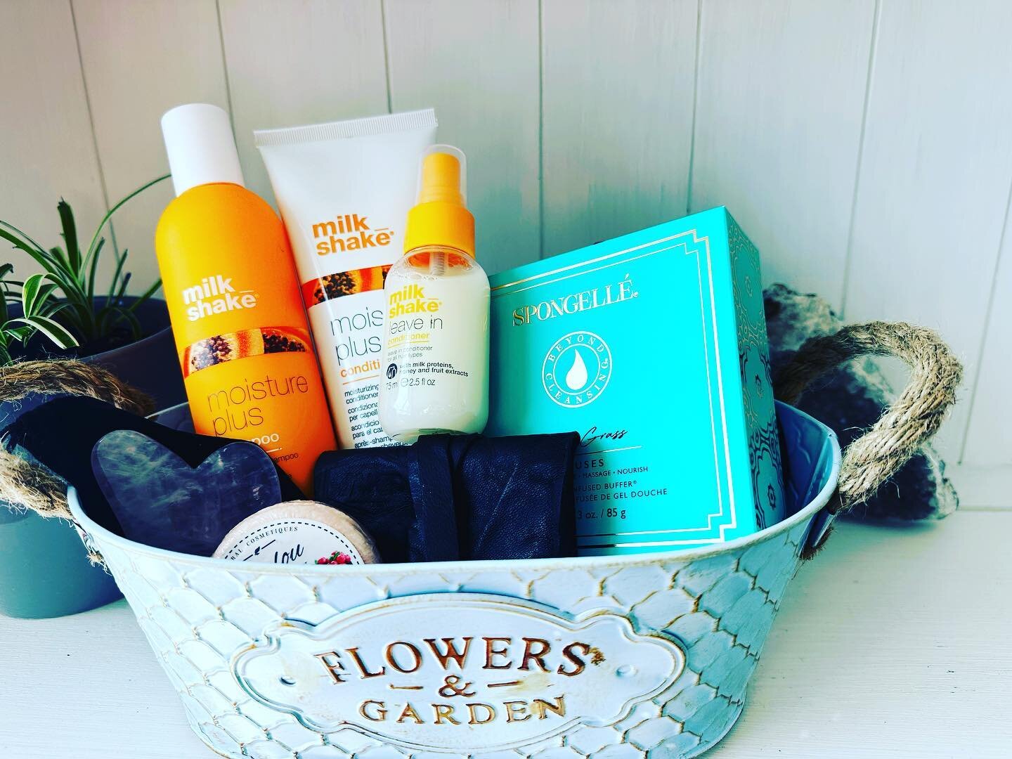 Don&rsquo;t forget☝️Mothers Day is in 27days! Make sure to pre order your baskets for mom or significant other. Make sure to treat that special lady this year ❤️ Baskets are $125 plus taxes (value is $150+) send us a DM or text or call the salon at 3