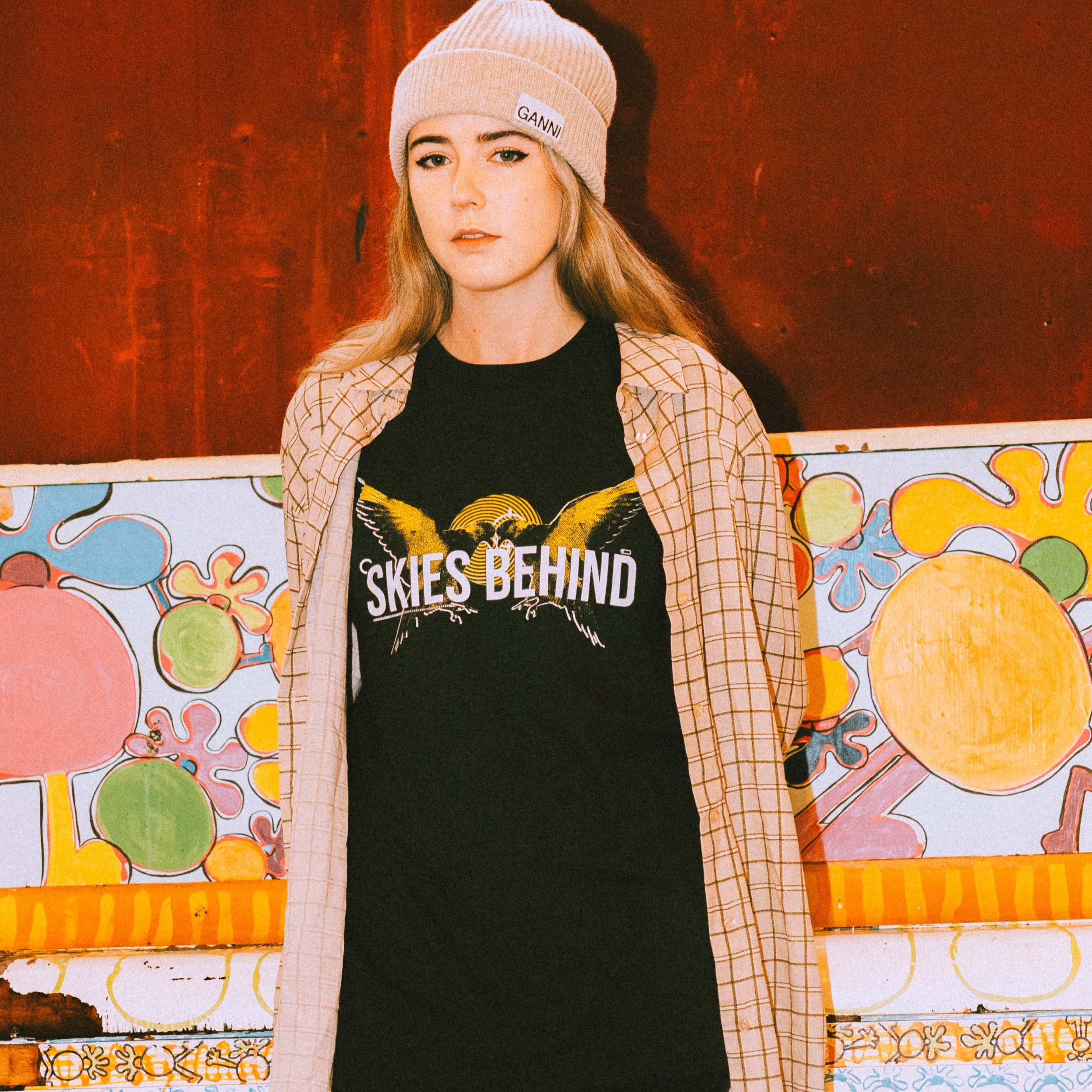 Skies Behind Bird Tee - Dark heather