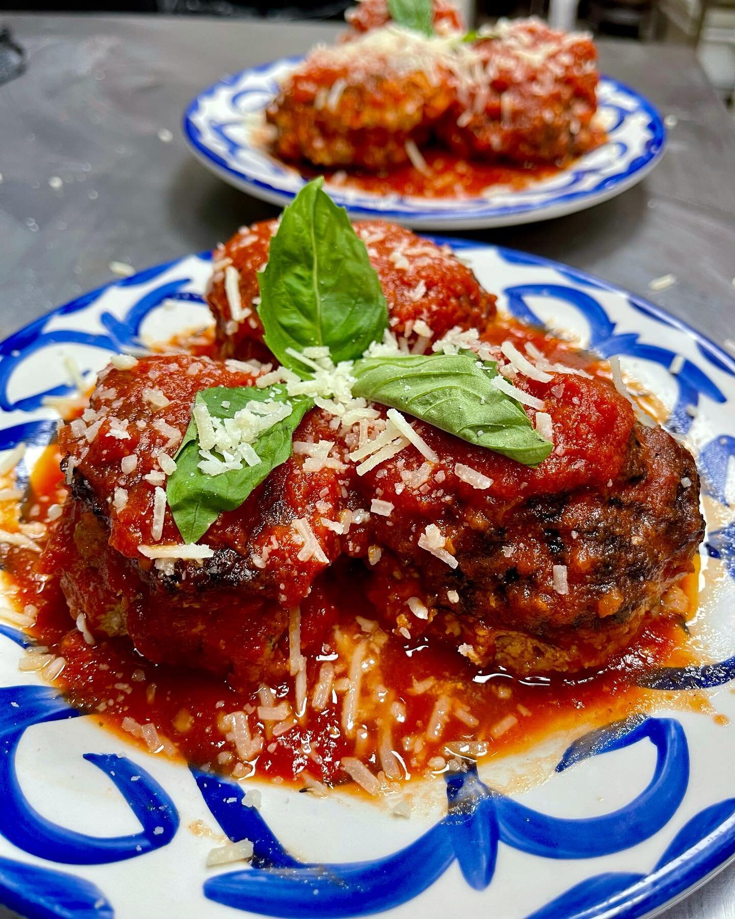 Have you tried our famous meatballs? Perfected for over six years over at @fooqsmiami - but now made even better using our favorite tomatoes in the world Bianco di Napoli 🤌🏽🍅🧆😋 #EleventhStreetPizza #Meatballs #BiancodiNapoli #Tomatoes #TomatoLov