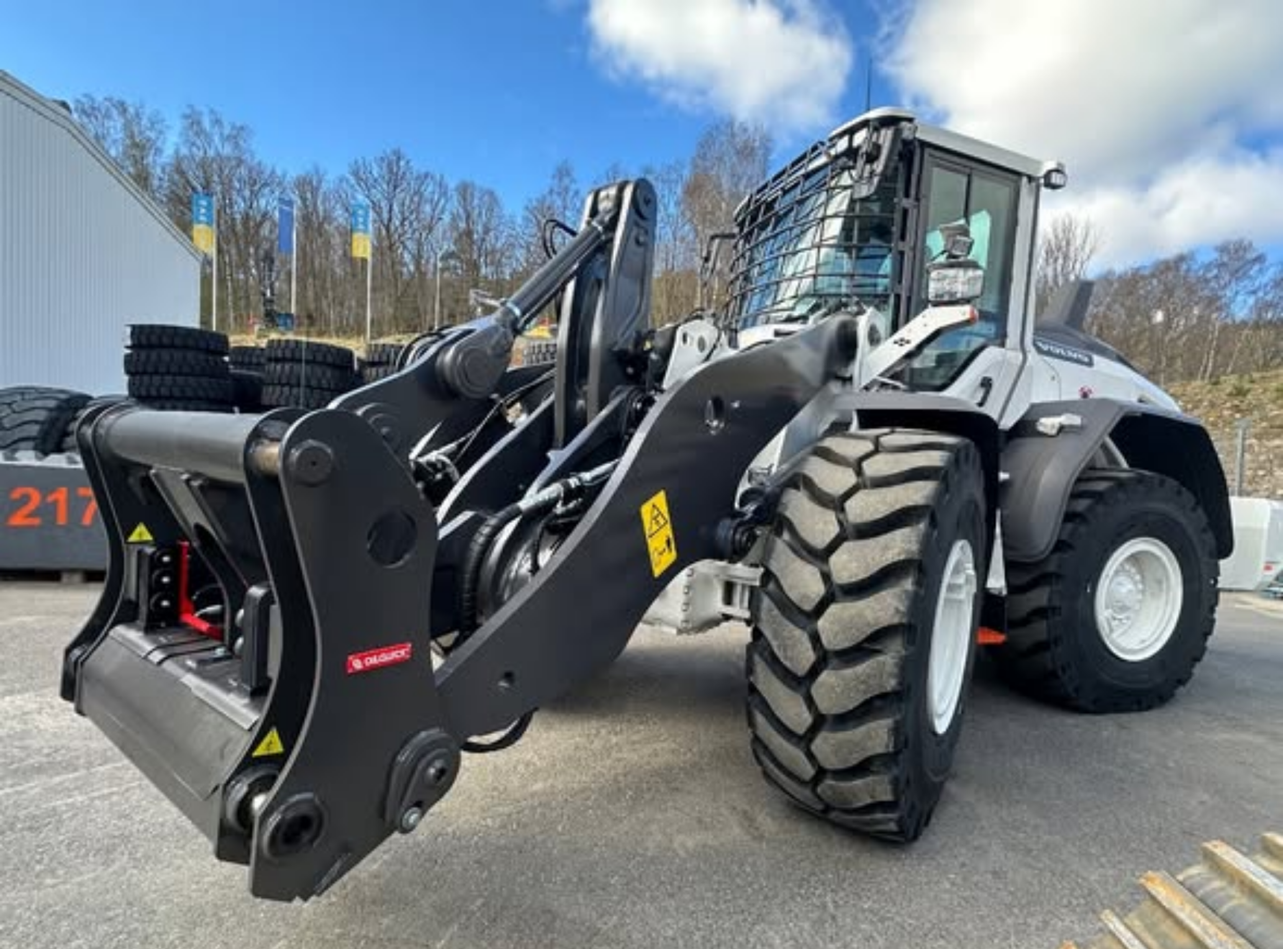 How Oilquick’s OQL Enables One Wheel Loader to Play Many Roles on Site