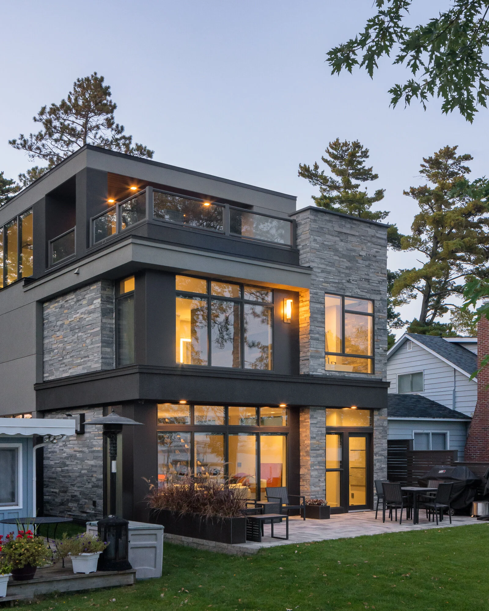 Evening architectural photo of a beautiful modern lake home
