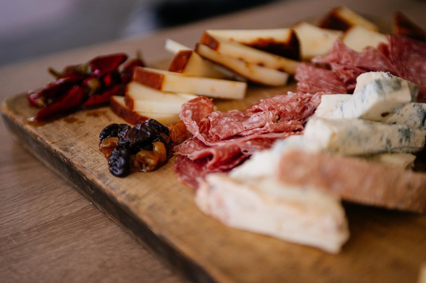 cheers to the weekend and sharing charcuterie boards with friends 🥂