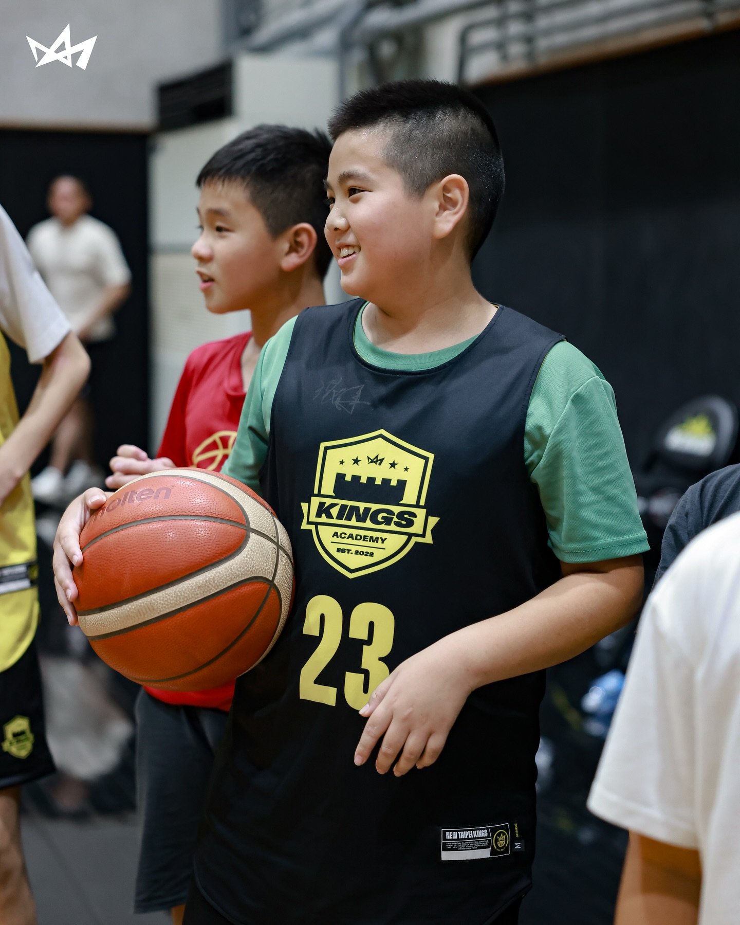 《 2025 皇家籃球育樂營 》
同學們,歡迎來新莊城堡打球 🏀 跟禁衛軍一起享受籃球的快樂 🎉
禁衛軍洪志善、蘇培凱連同助教林政語、李惟恩,陪伴各位度過美好且充滿籃球的一天,在禁衛軍專屬的訓練球場,進行基礎的磨練、技巧指導,搭配團隊合作的分組競賽,希望大家都愛上籃球了 💛 未來可以跟禁衛軍一樣,挑戰極限、拿下冠軍 😎
當然也要送給大朋友小朋友們一些小禮物 🎁 希望這一天能給諸位滿滿難忘的回憶,喜歡籃球的小朋友,有機會也可以加入「Kings Academy 訓練營」喔 🫵
L
