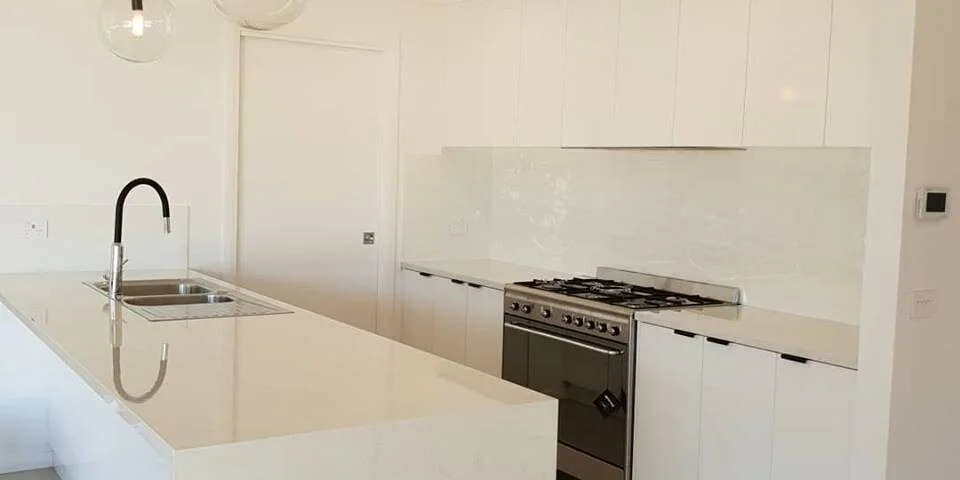 HOW TO CHOOSE A SPLASHBACK FOR YOUR WHITE KITCHEN
