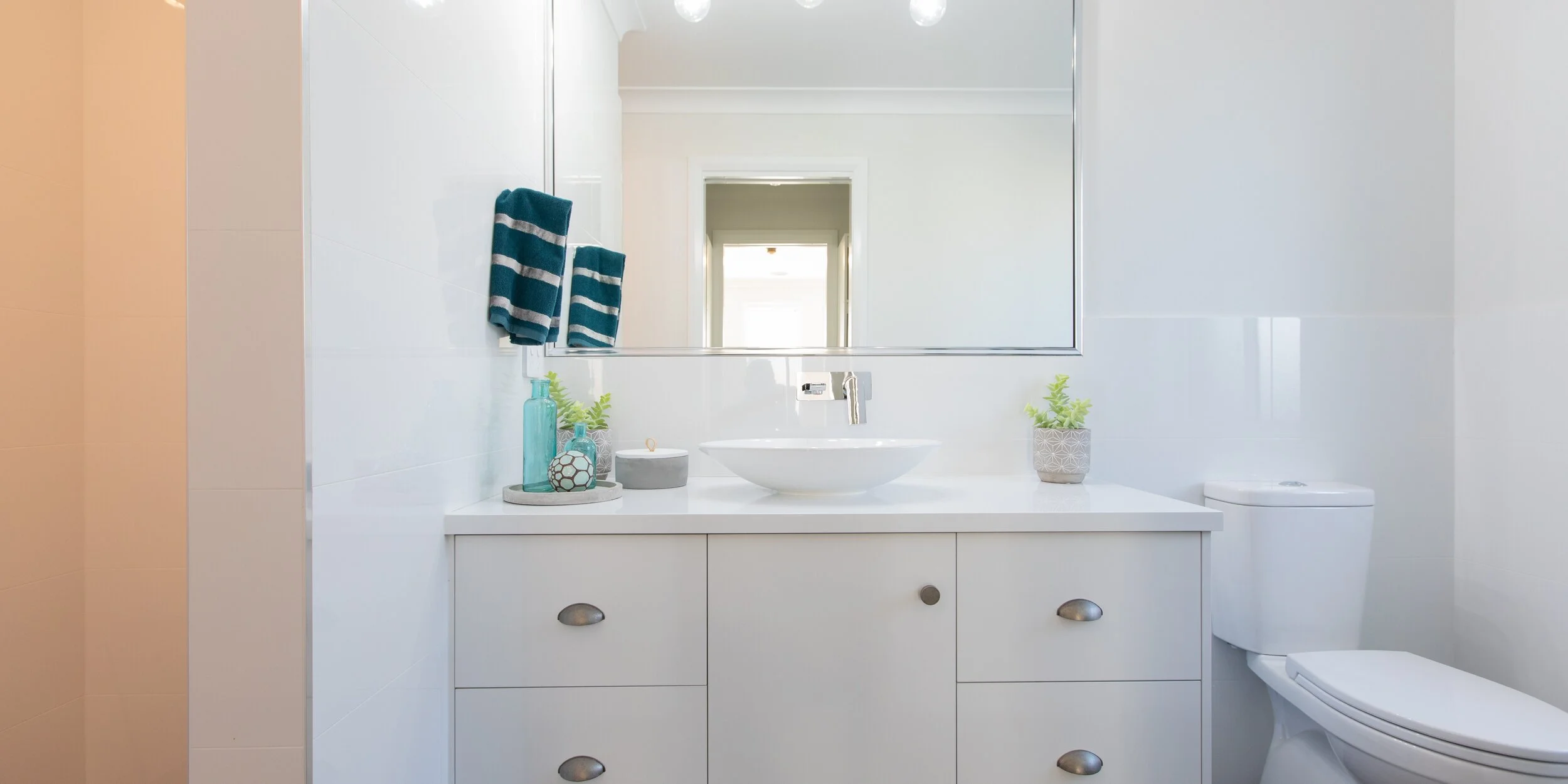 HOW TO DESIGN AN EASY TO CLEAN BATHROOM