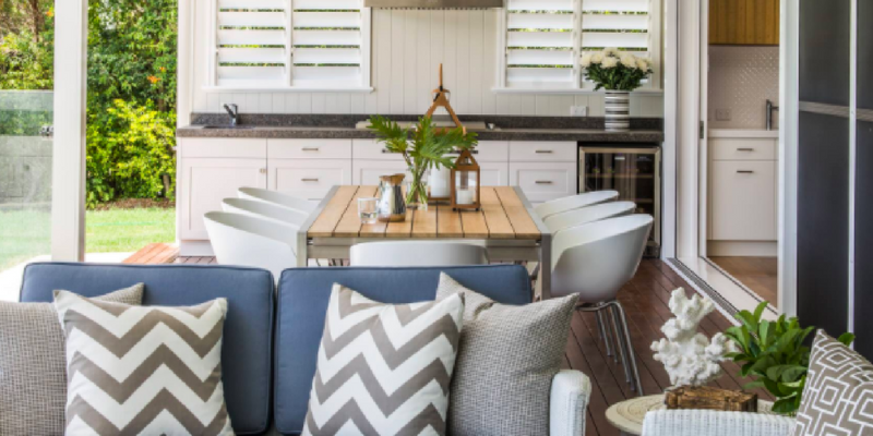 OUTDOOR LIVING
