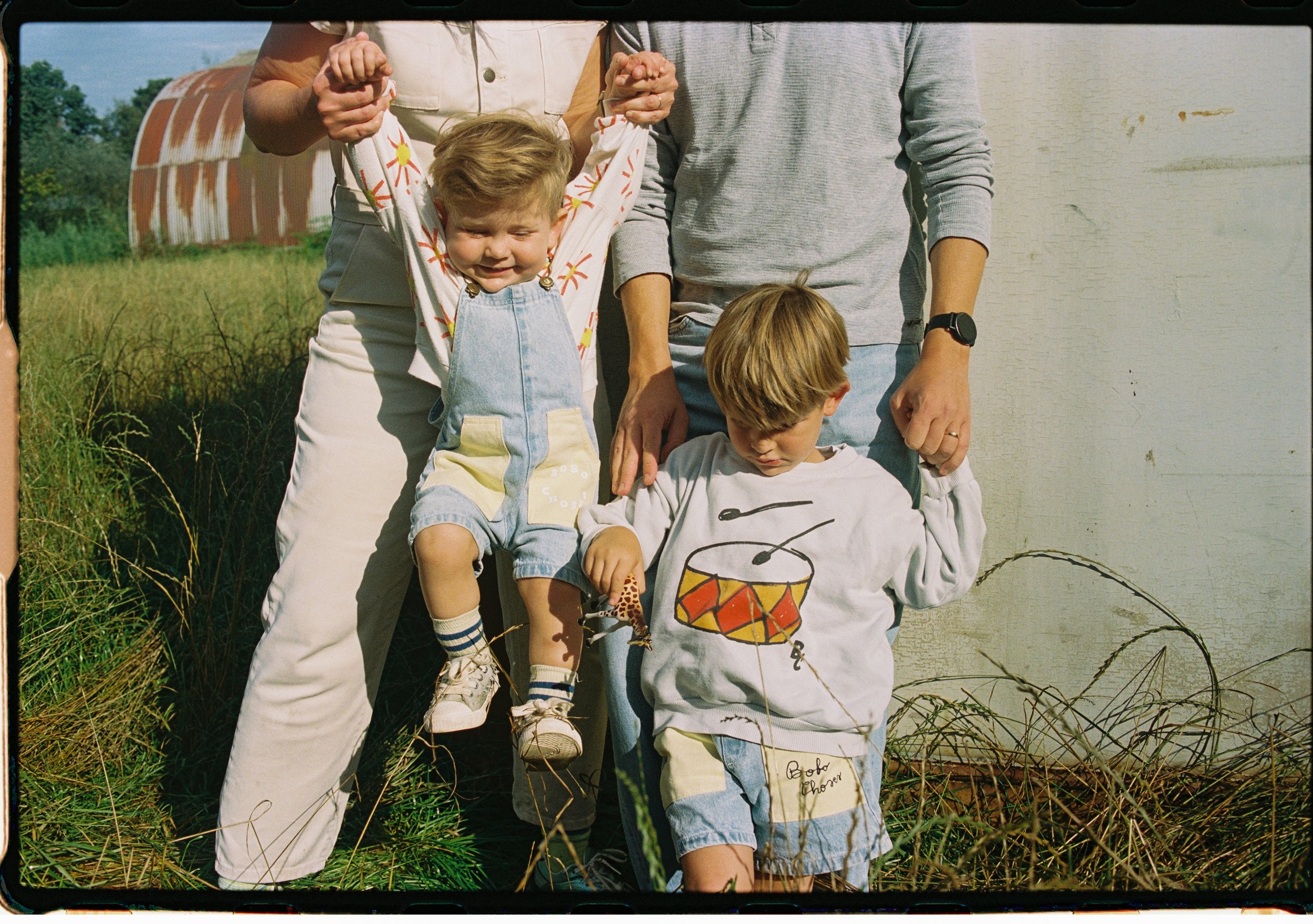 Een analoge foto van een gezinnetje gemaakt aan een loods in Turnhout.