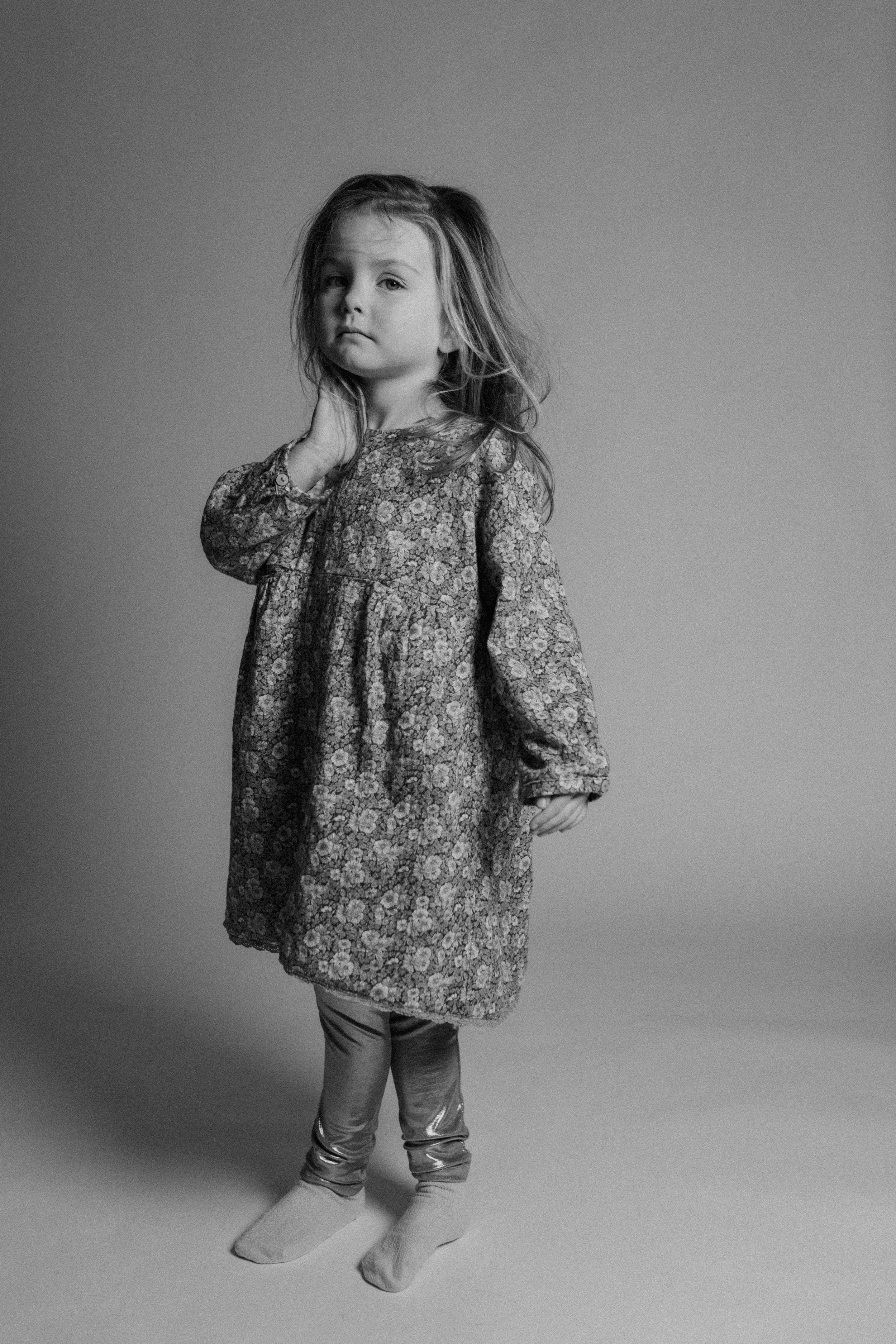 Een zwart-wit portret van een meisje gemaakt in een fotostudio in Mol.