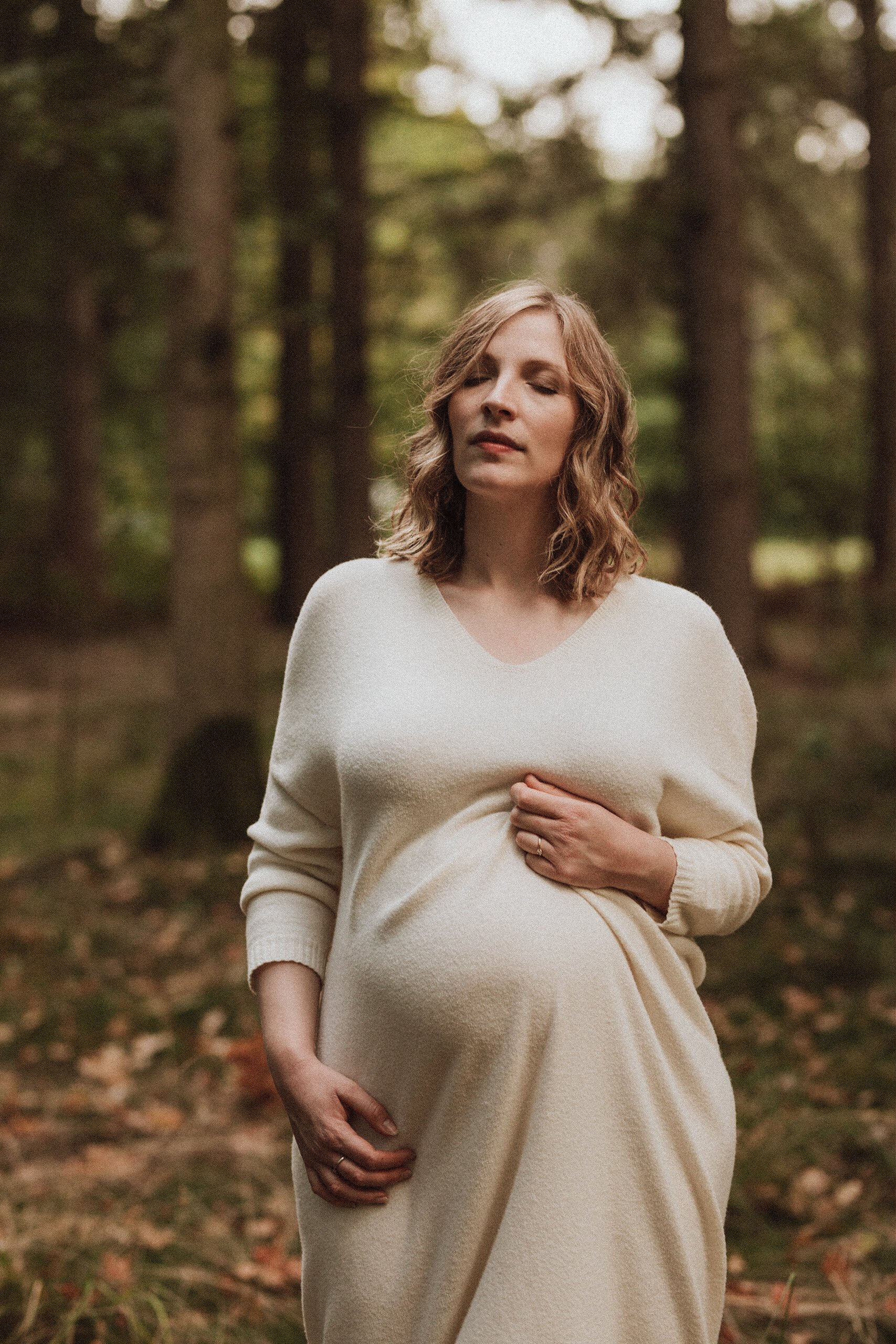 Portret van een zwangere mama in een bos in Mol