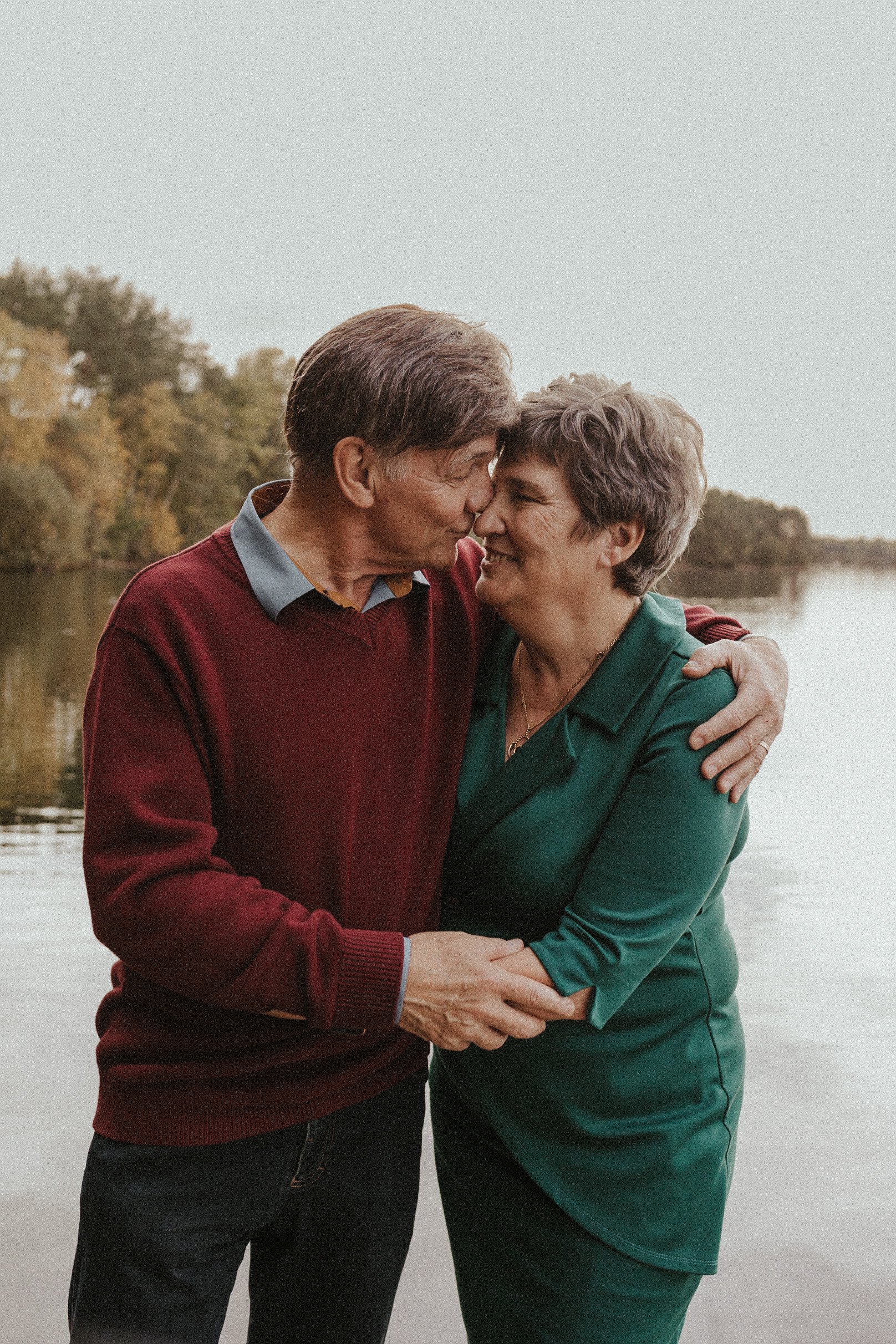 Portret van een ouder koppel aan het water in Mol