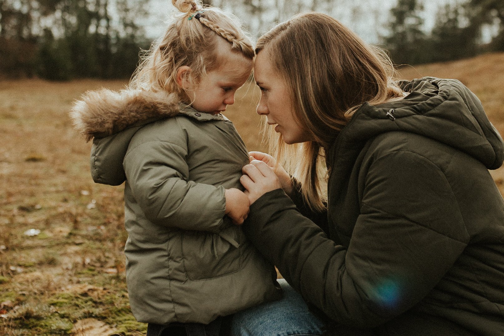 Een mama troost haar dochtertje tijdens een familie fotoshoot in Geel