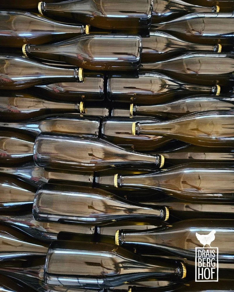 SEKT // Unsere Weinlinie haben die treuen Weingarten-G&auml;ste unter Euch sicherlich schon durchprobiert - f&uuml;r das n&auml;chste Jahr haben wir nochmal etwas Gro&szlig;es aus dem Jahrgang 2024 f&uuml;r Euch in der Mache. Um was k&ouml;nnte es si
