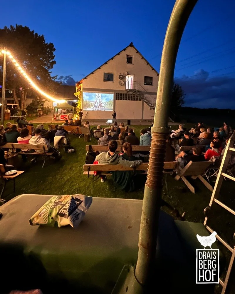 VINO KINO // Am n&auml;chsten Samstag (23.08.) findet zum vierten Mal unser Vino Kino statt! Dabei schauen wir unter freiem Himmel einen Film, der auf die Wand unserer Maschinenhalle gestrahlt wird - dieses Jahr: &quot;Der Junge muss an die frische L