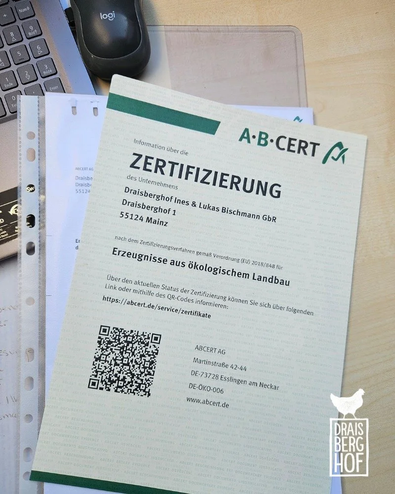 BIO-ZERTIFIZIERUNG // Gerade aus dem Briefkasten geholt: Unsere Bio-Zertifizierung! Anfang Februar stand unsere j&auml;hrliche Bio-Kontrolle durch ABCERT an. Dabei wurden alle Bereiche des Draisberghofs unter die Lupe genommen: Weinbau und -keller, S