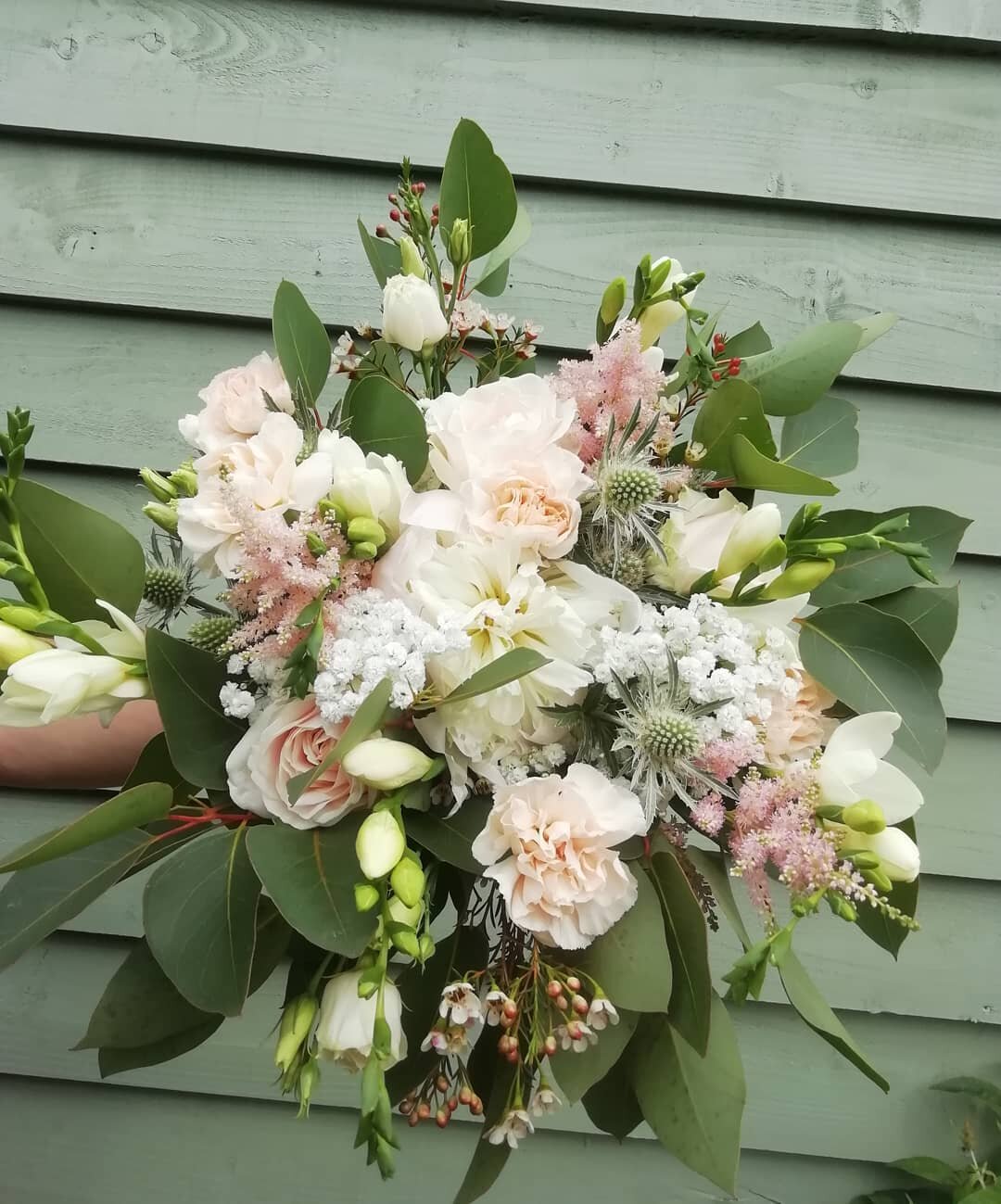 Yesterdays natural bridesmaid bouquet with blush pinks, whites and lots of greenery 🌺🌿

#tigerlilliesflorist #norfolkflorist #norwichflorist #bouquets #weddingflorist #weddingflowers #norfolkweddingsupplier #weddingbouquet