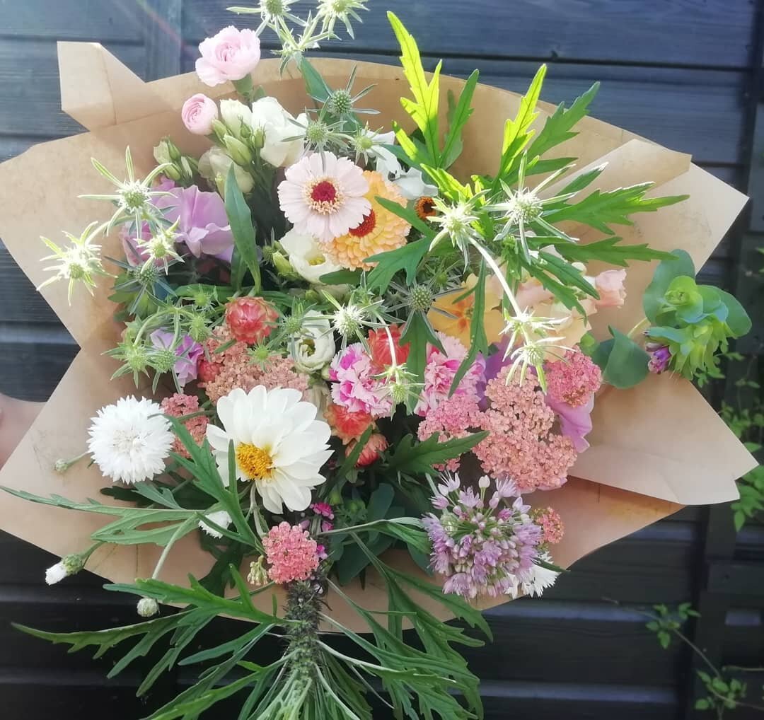 Happy weekend to you all! The sun has come out again, yay!! Here's an example of one of our hand tied bouquets full of homegrown florals 😍

#tigerlilliesflorist #ecofriendly #norfolkflorist #giftbouquets #norwichflorist #floristsofinstagram #flowerd