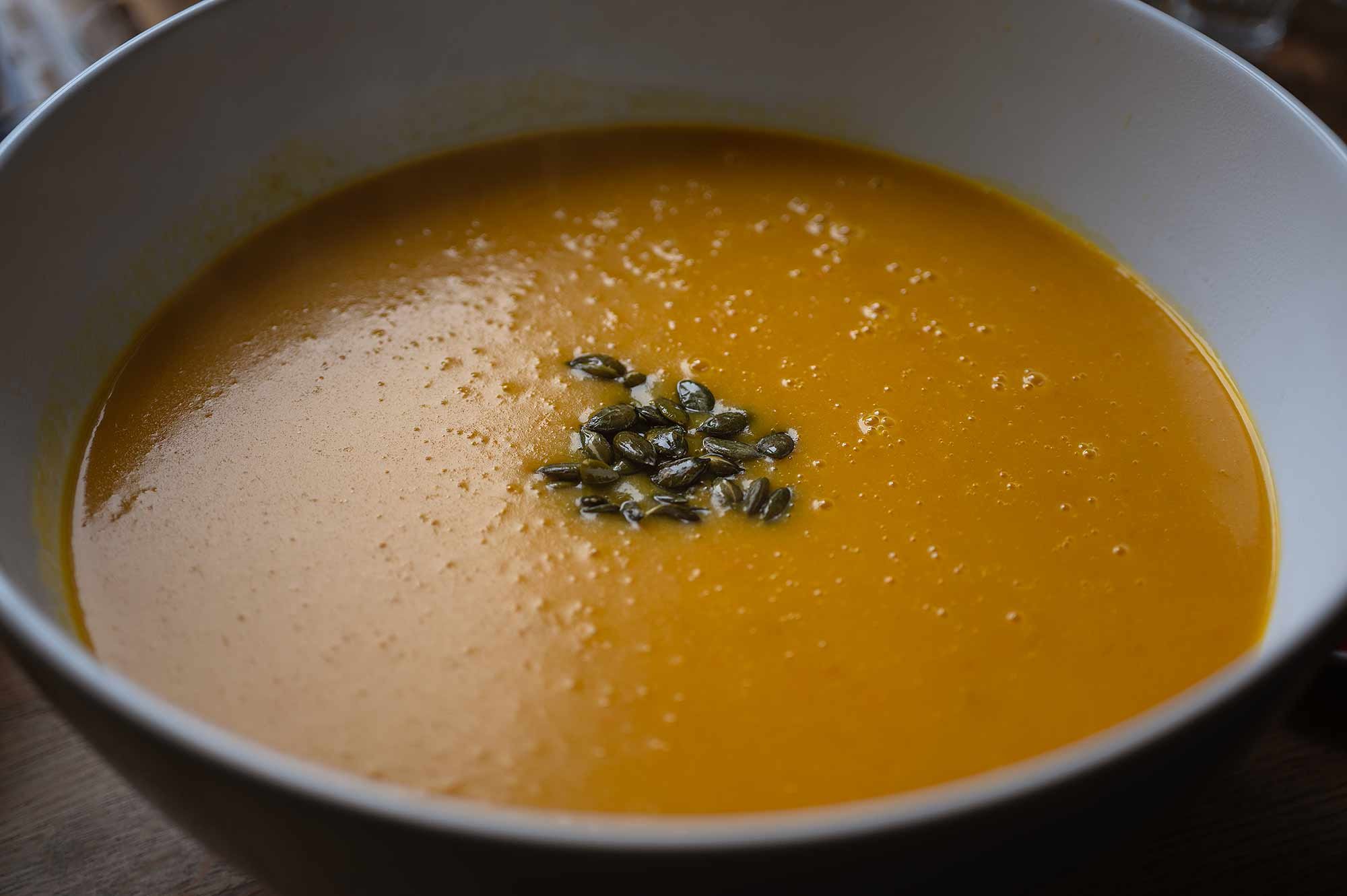 Saisonale Suppen • Kürbissuppe mit frisch gerösteten Kürbiskernen