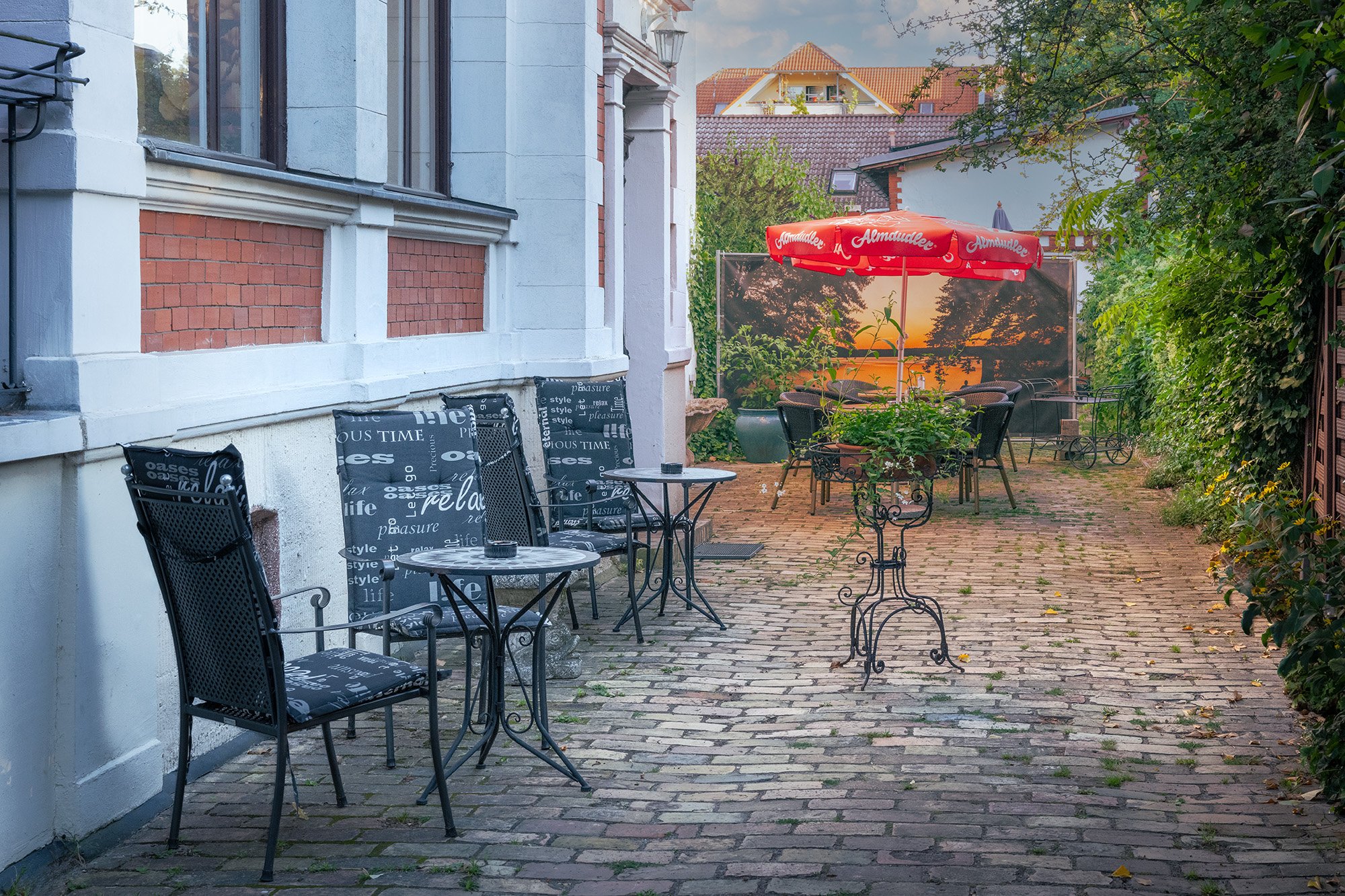 Kleiner Gastgarten im Sommer