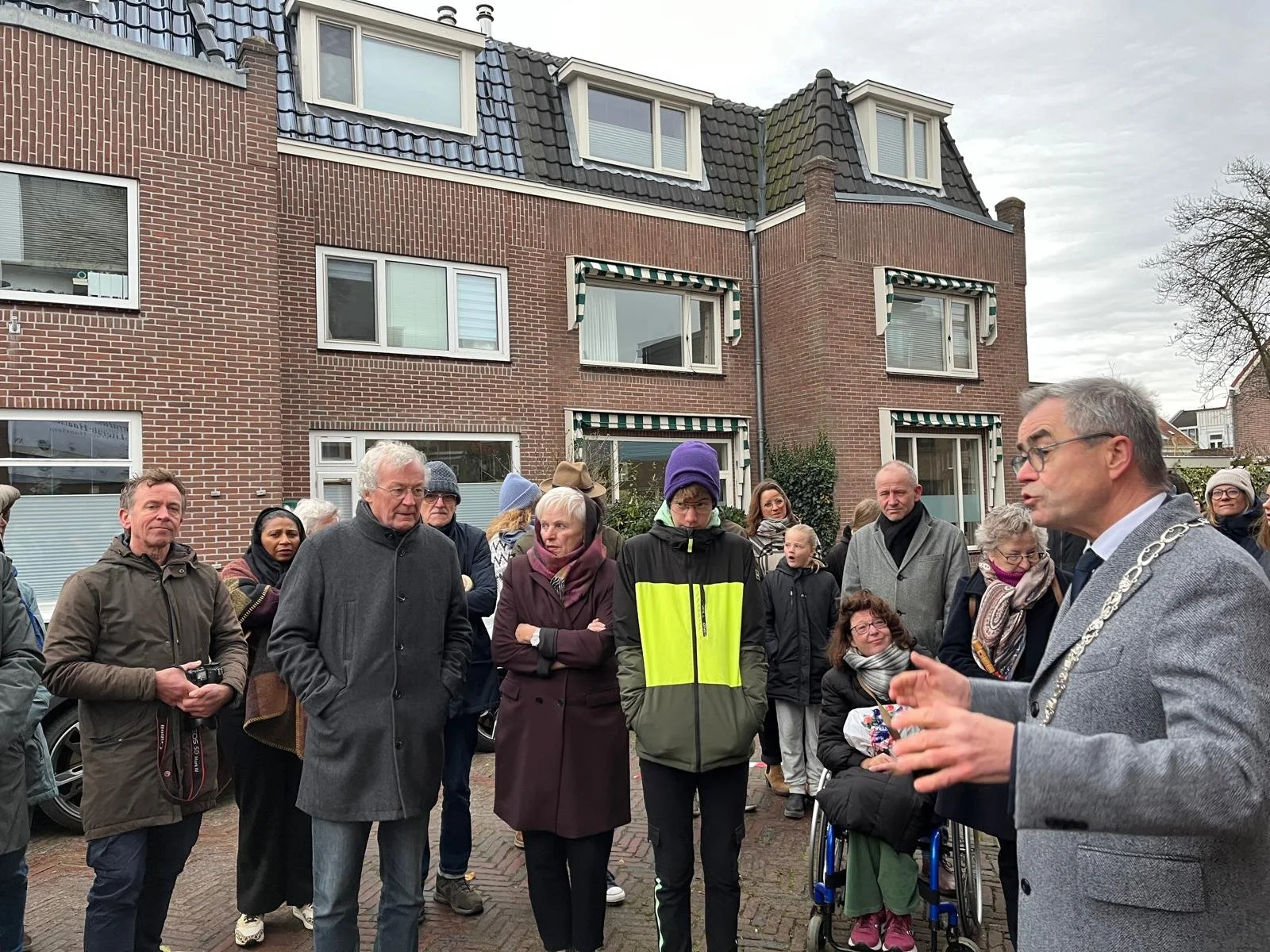 Burgmeester Jos Wienen spreekt de belangstellenden toe.