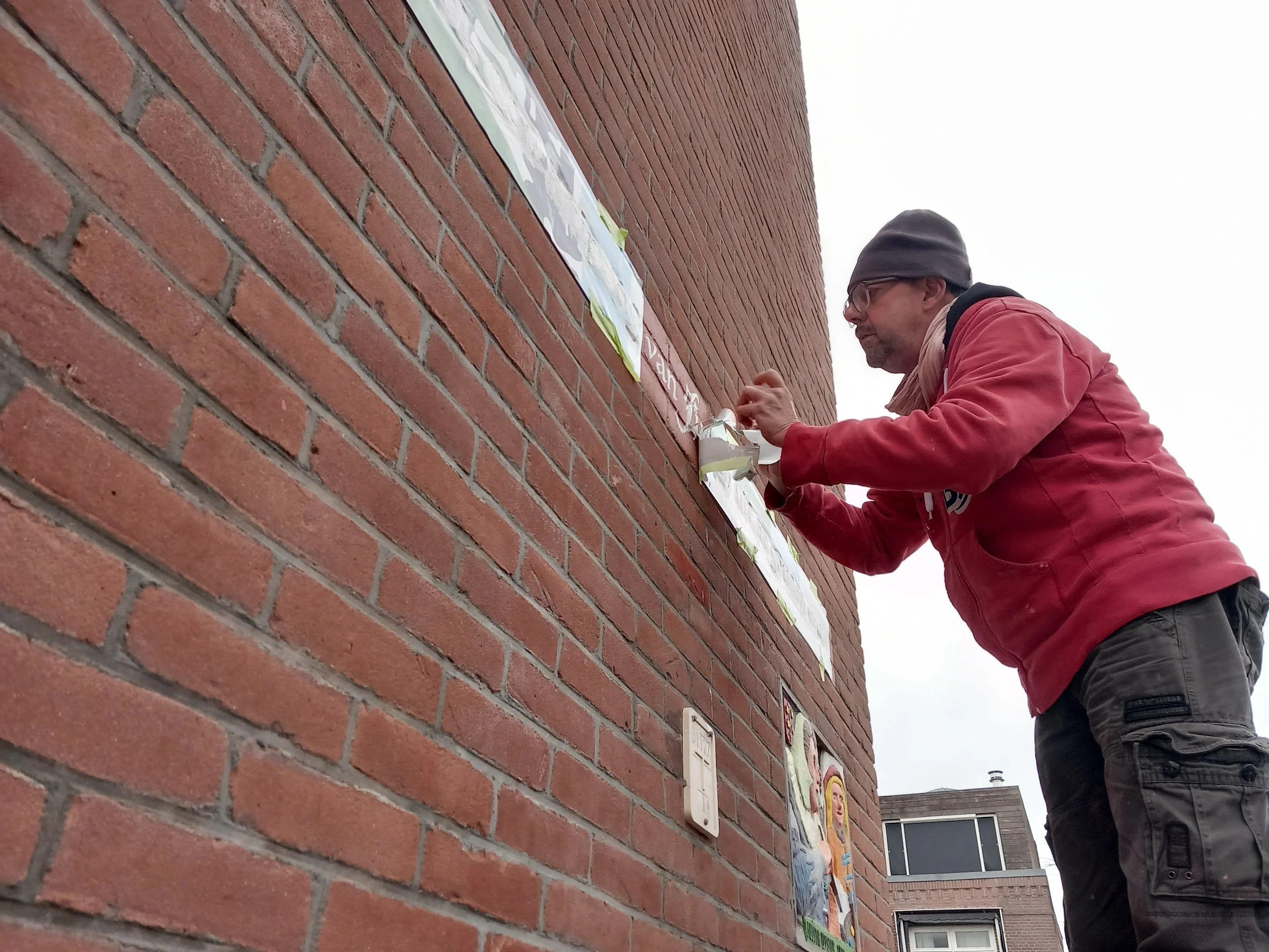 Na het schilderen wordt de mal zorgvuldig verwijderd. 