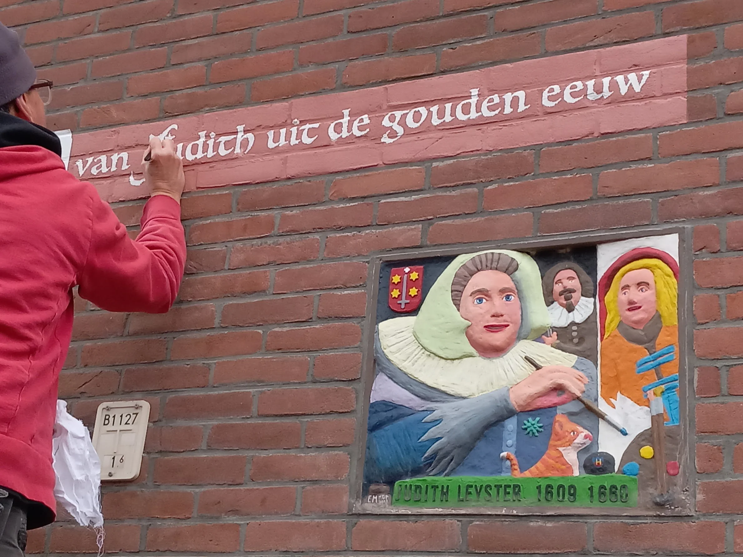 Daarna worden de letters met de hand gecorrigeerd. 