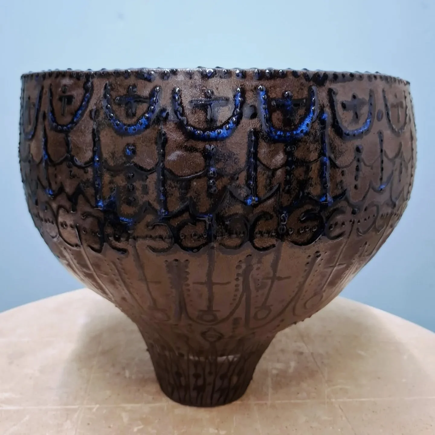 Lovely big piece from the memberd room, black clay and pop art blue slip. 

#stleonardsceramics #ceramics