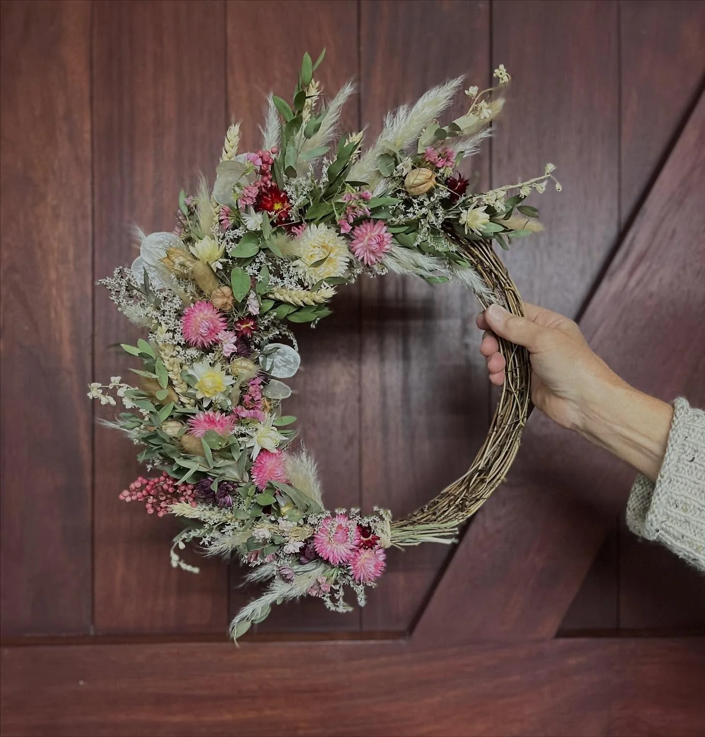 This morning, we held a 1:1 workshop where our participant created a striking dried floral wreath using garden-grown flowers. She chose a lovely combination of summer blooms including pink, white, and red strawflowers, delphinium, lunaria, pink and w