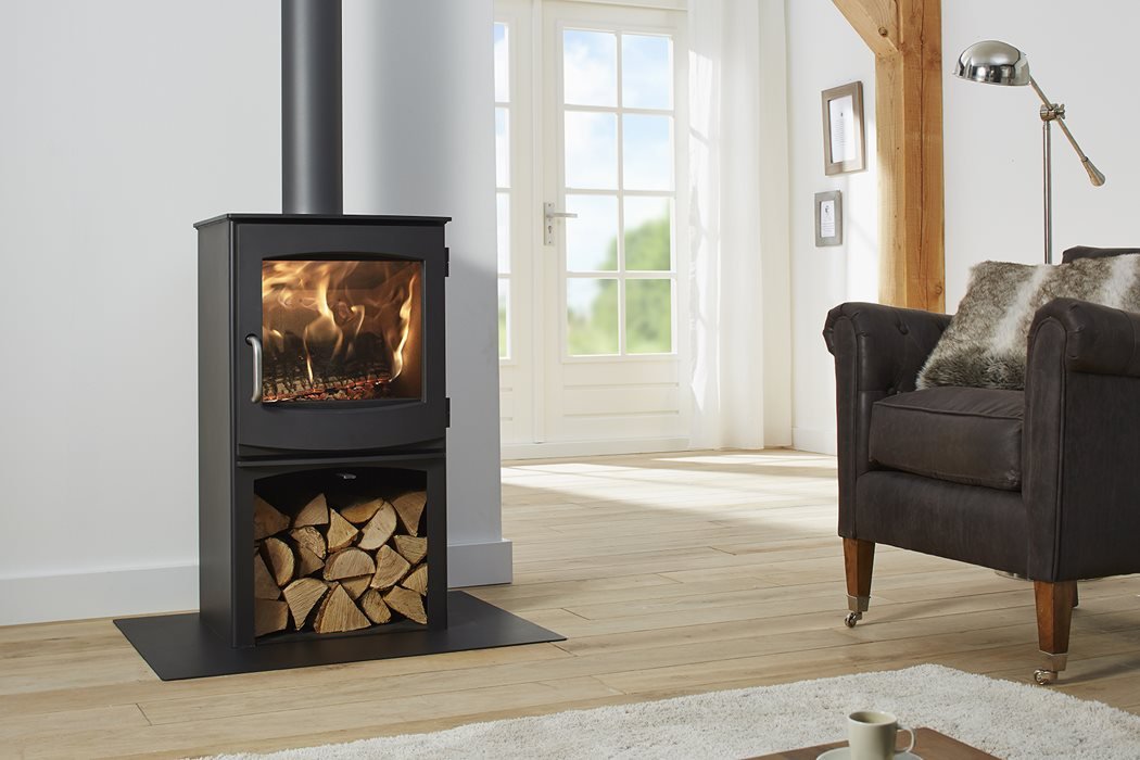 Living room view of Ivar 5 Freestanding stove with log storage