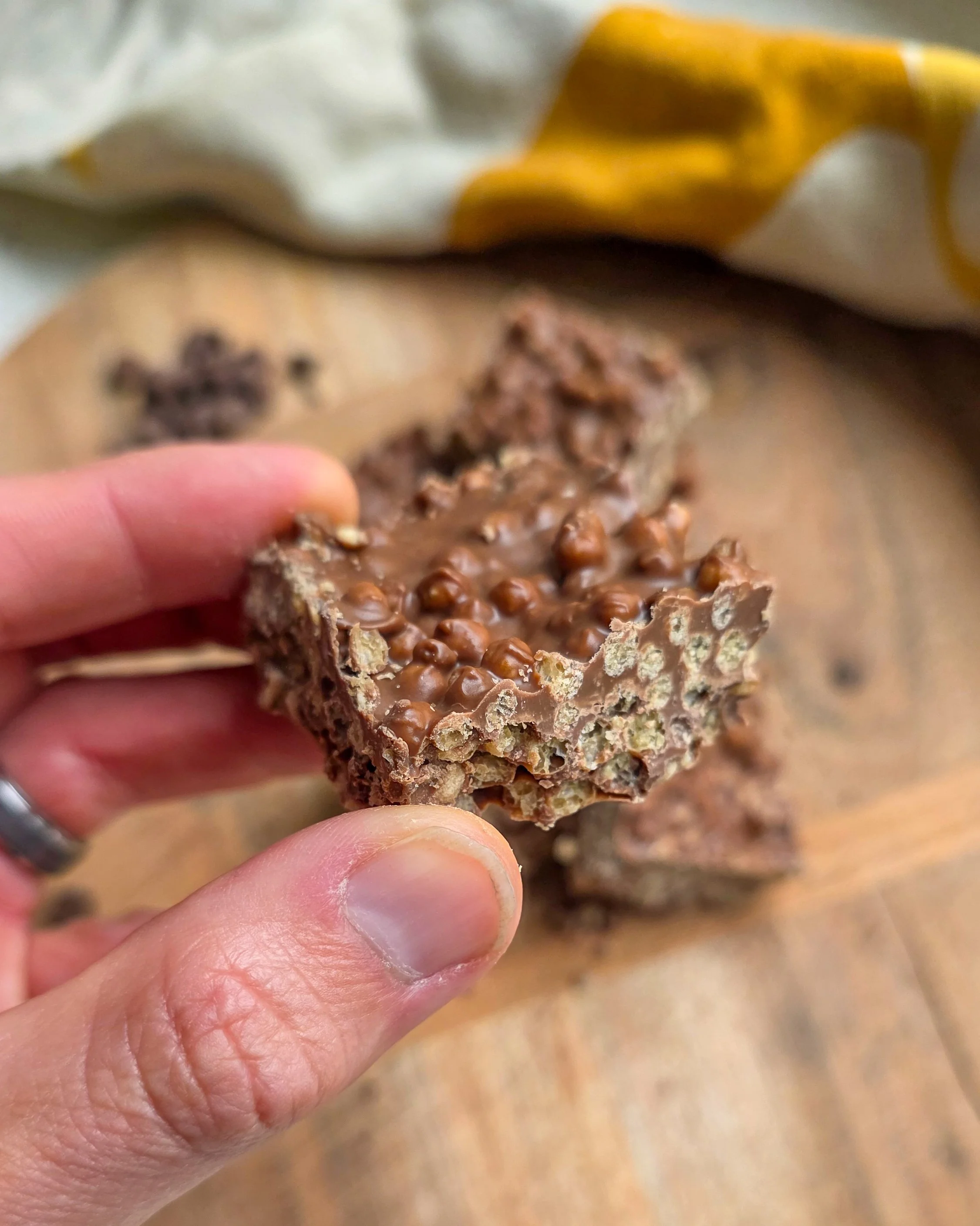 Chocolate soy protein crisps slice