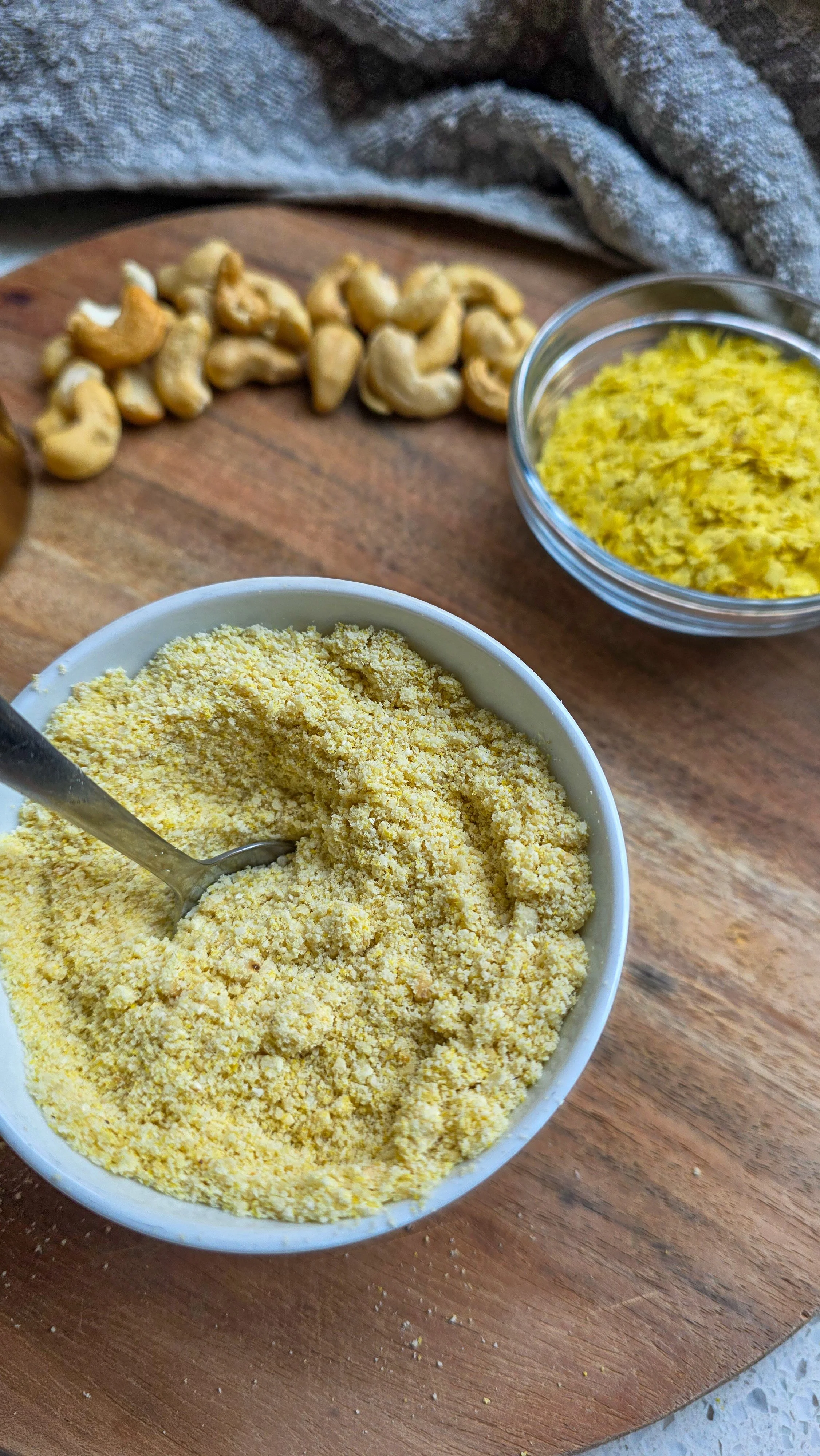 Vegan parmesan with nutritional yeast and cashews