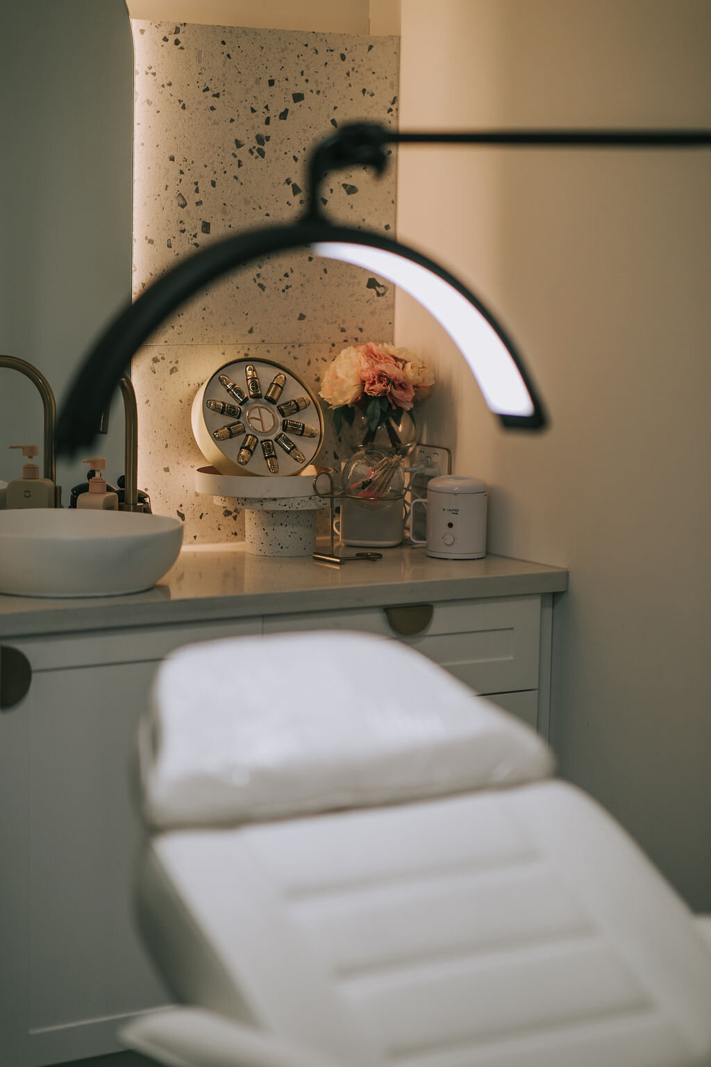 This is where the cosmetic tattoo magic happens with Sarah 🪄 good vibes, good tunes &amp; good chats only.
DID YOU KNOW! &hellip;. Most clients feel virtually NO pain. We ensure clients are comfortable and some even fall asleep! 😴