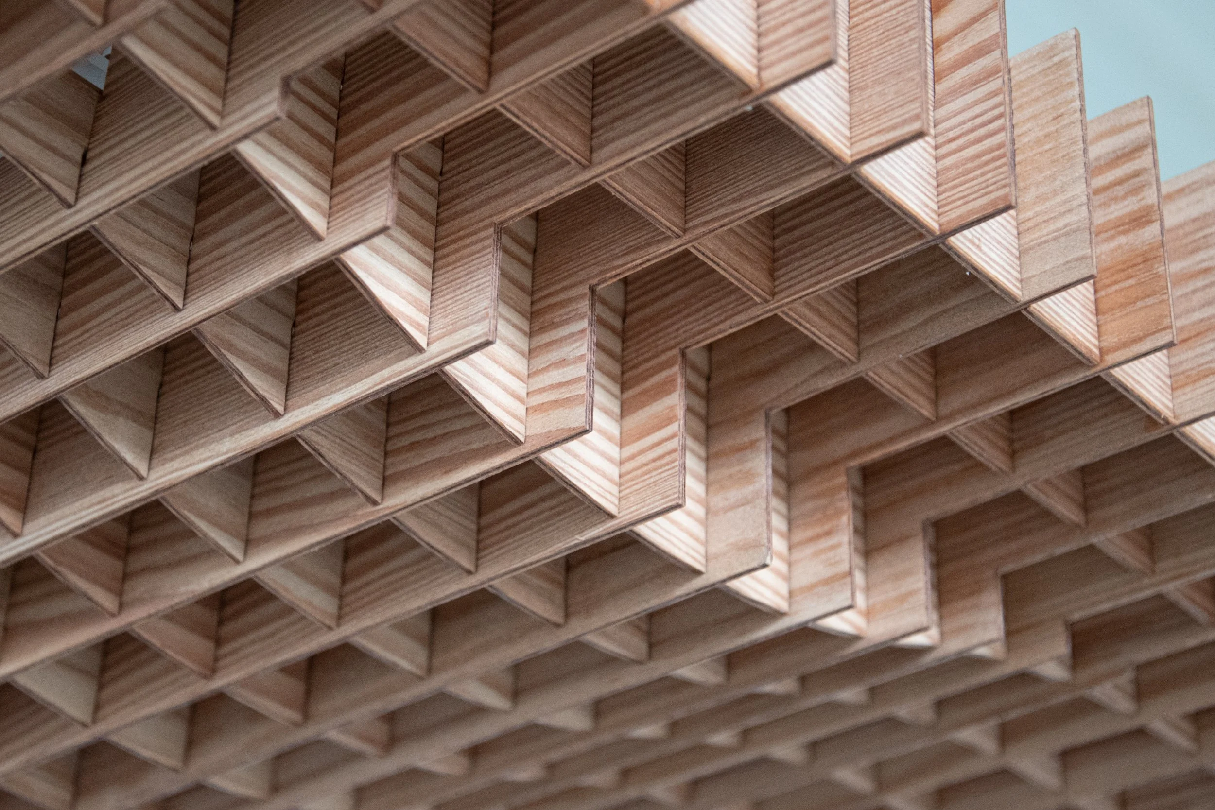 De kracht van materiaal: hoe hout, glas en metaal een ruimte veranderen