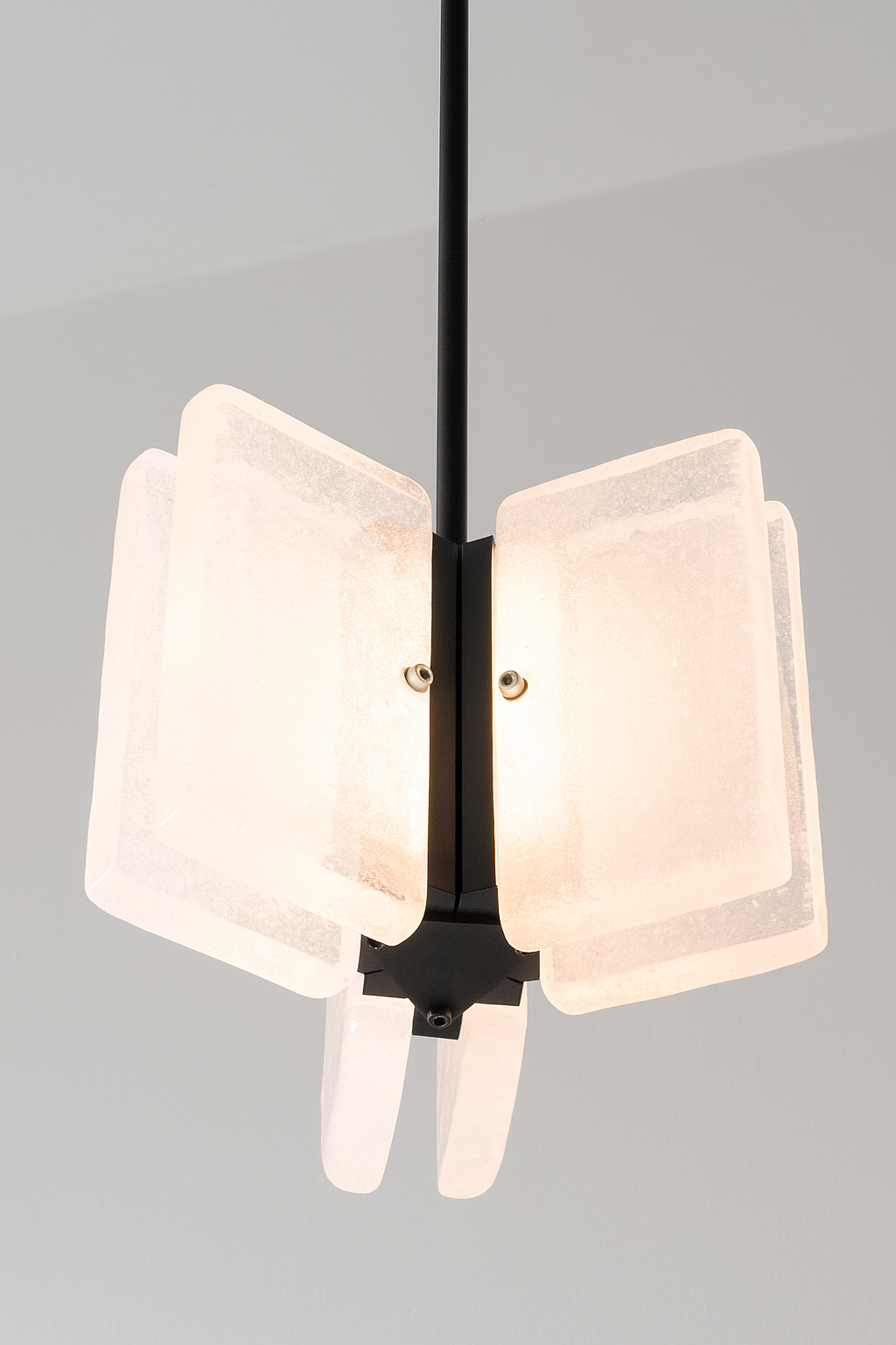 20251122_1455_Geometric Pendant Lamp_remix_01kanxca14fhms3nrnm17af8zn.png
