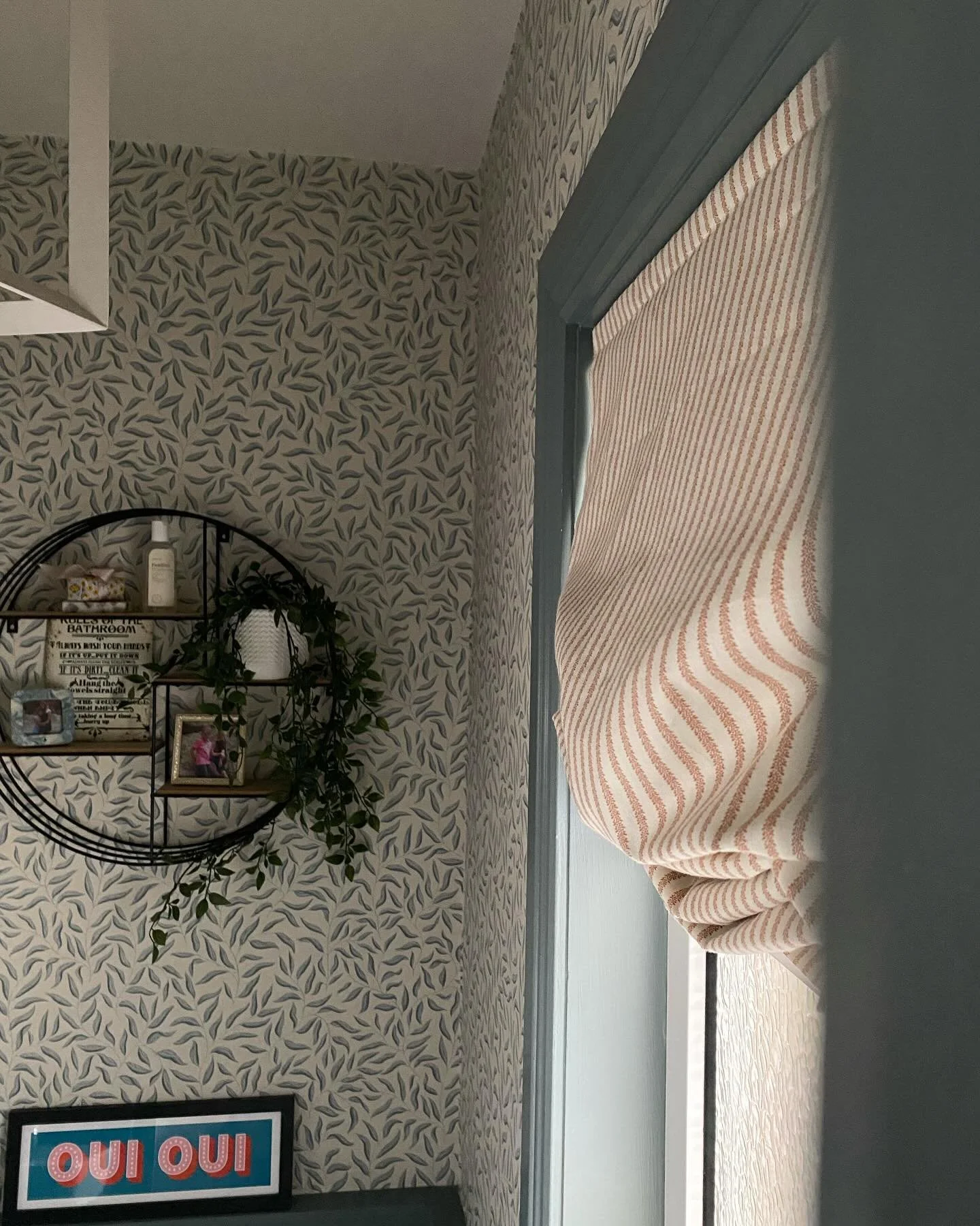 Sharing some snippets of life &amp; home lately&hellip;

1. A new &lsquo;relaxed style&rsquo; blind in the downstairs loo, made by my ever-patient curtain maker&hellip; providing a distraction from the PVC
2. An autumn posy in a thrifted vase 💙🧡
3.