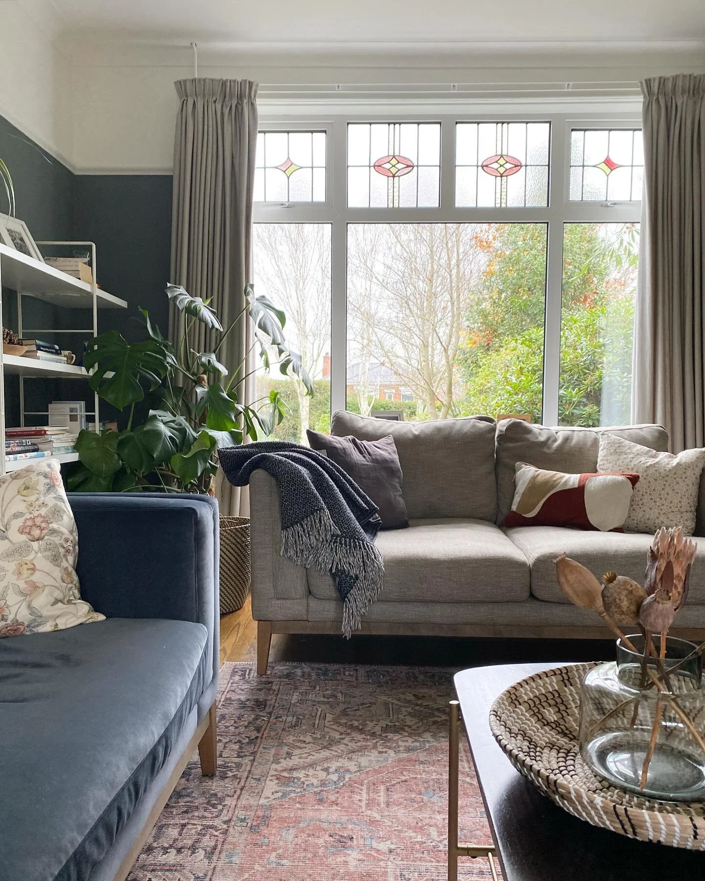 A few stills of the front lounge before the festive decorations make a gradual appearance ✨🥰
.
Also some notes about how I brought this room together that might help you in your own home:
.
> I used a deep blue-toned green on the walls in this ro
