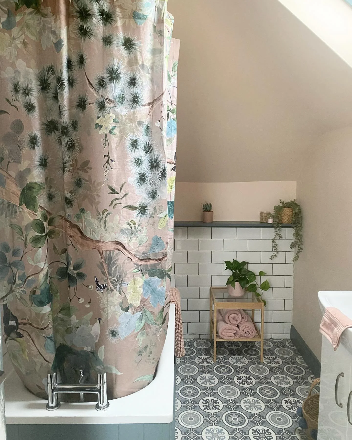 This little bathroom was a joy to work on. My client wanted a simple refresh of the room on a limited budget to make it feel clean, fresh and more feminine. 
.
We replaced the shower curtain with this beautiful one that now becomes the focal point of