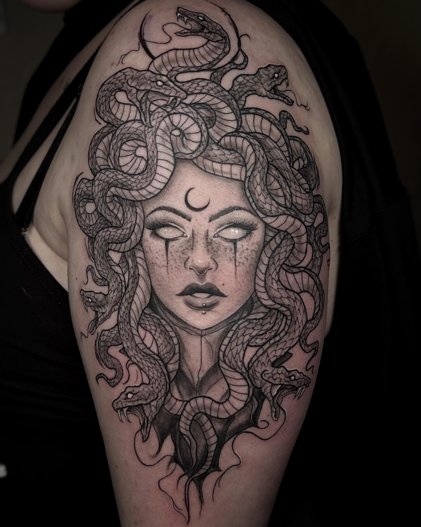 Medusa 🐍 I&rsquo;m so in love with this piece guys 🥺 #medusa #blackandgreytattoo #blackandgrey #tattoo #nwa #arkansas #arkansastattooartists #rogersarkansas #dynamic #fkirons #inkeeze