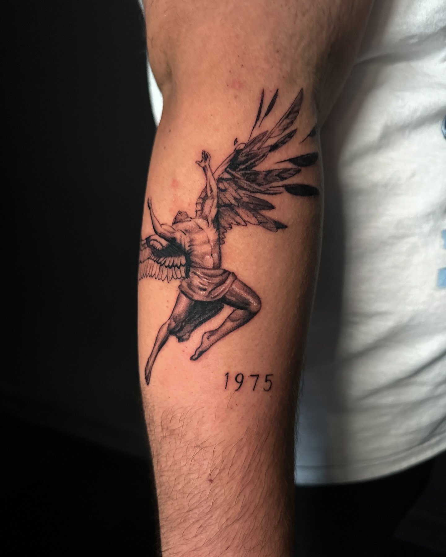 Icarus 🪽 HUGE thank you to my homie for coming out to support me at @heavyhittersink !🥂 #arkansas #arkansastattooartists #arkansastattooartist #nwa #nwatattoos #guestartist #rogersarkansas #bowiemd #fkirons #dynamic #inkeeze #blackandgrey #blackand