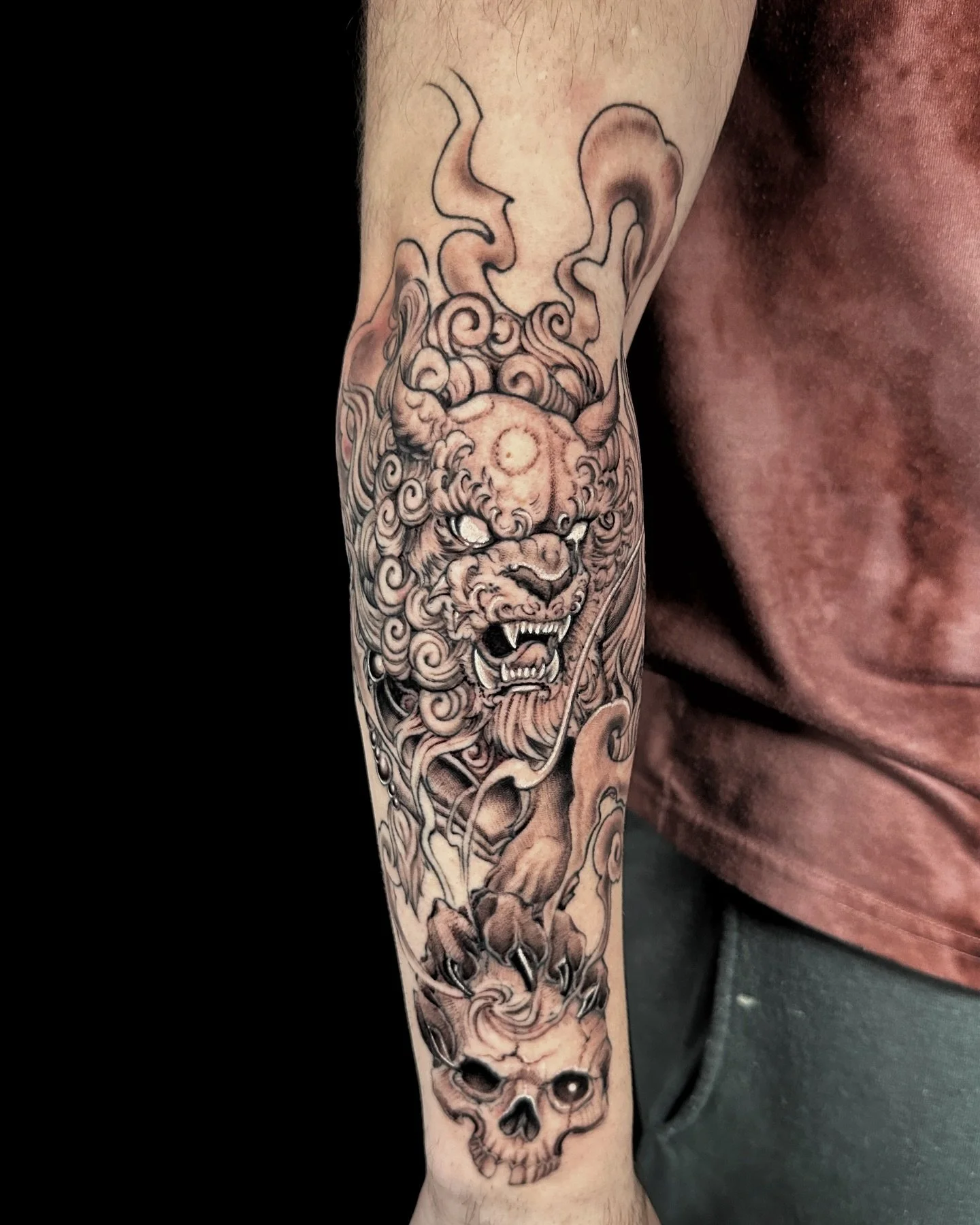 FOO DOG 👹🔥 Finally completed round 2 on this baby💪🏽 #foodog #chinesetattoo #blackandgrey #blackandgreytattoo #fineline #illustration #arkansas #arkansastattoos #arkansastattooartist #arkansasartist #rogersarkansas #nwa