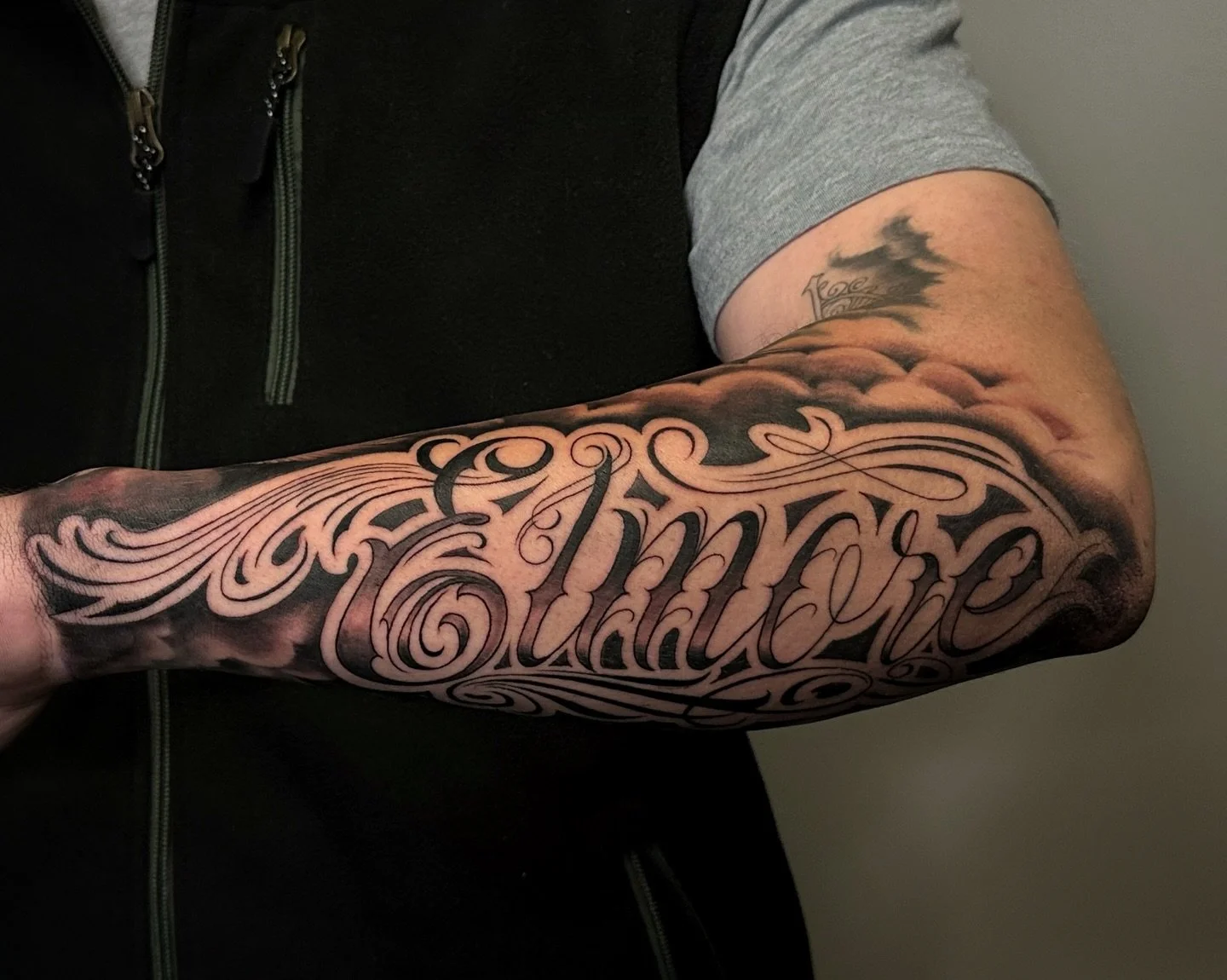 Last name lettering and dove filler on this half sleeve! (Inner forearm not by me) Full sleeve Next🔥 #arkansas #arkansastattoos