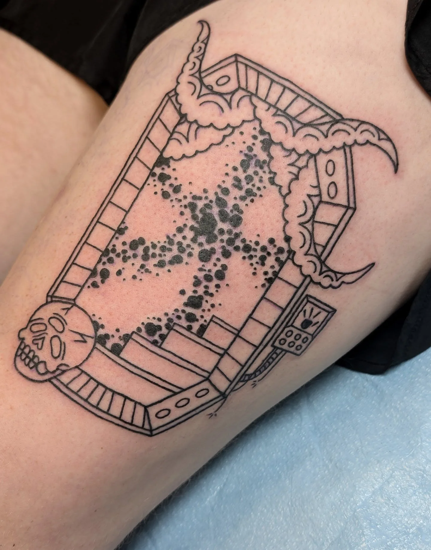Great start to a sick alien portal for Harley! Also got to catch a healed shot of my Mars Attacks! design from a year ago &hearts;️🛸 many thanks Harley!