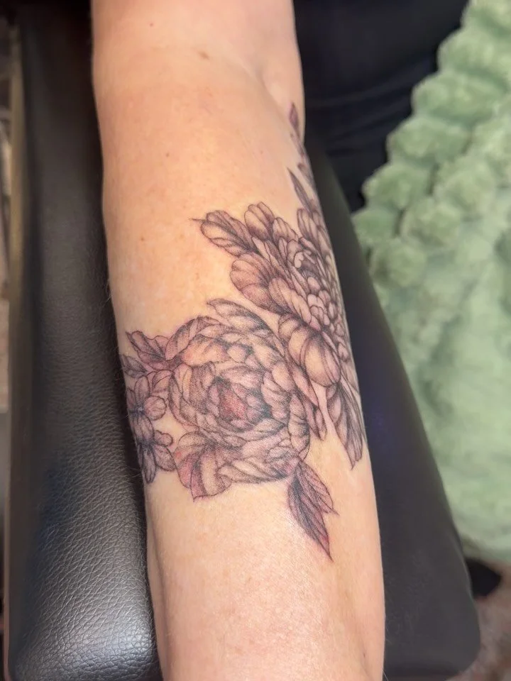 Obsessed with these flowers and this 1989 tattoo I did today!!! I love my returning clients. Thank you go making my whole day and giving such good company!!