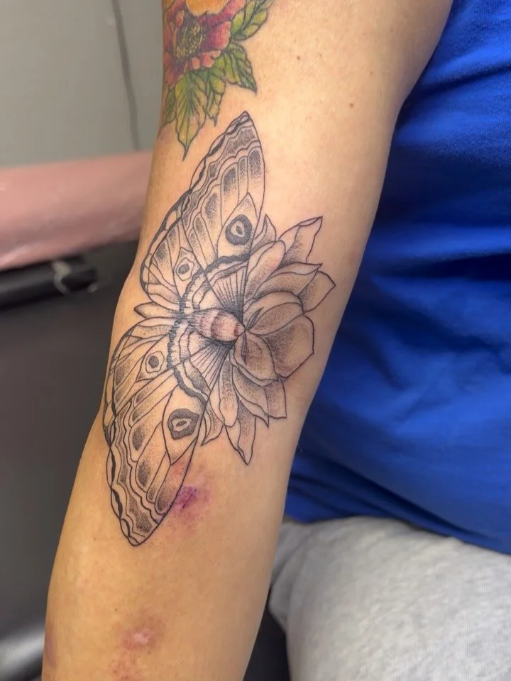 My first hinge tattoo!! Thank you @justpandajo for always supporting me and seeing me on your birthday!! Happy birfday to you!!! 🥰🪷
