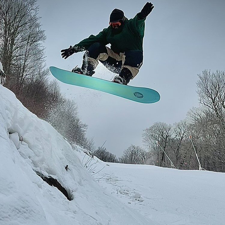 Not to often will a friend take a break from a rare east coast powder day to help me with waxing my board.  Yeah i should have done it the night before but you know how that goes.  Belleayre is our local downstate ny mountain&hellip; snows once a yea