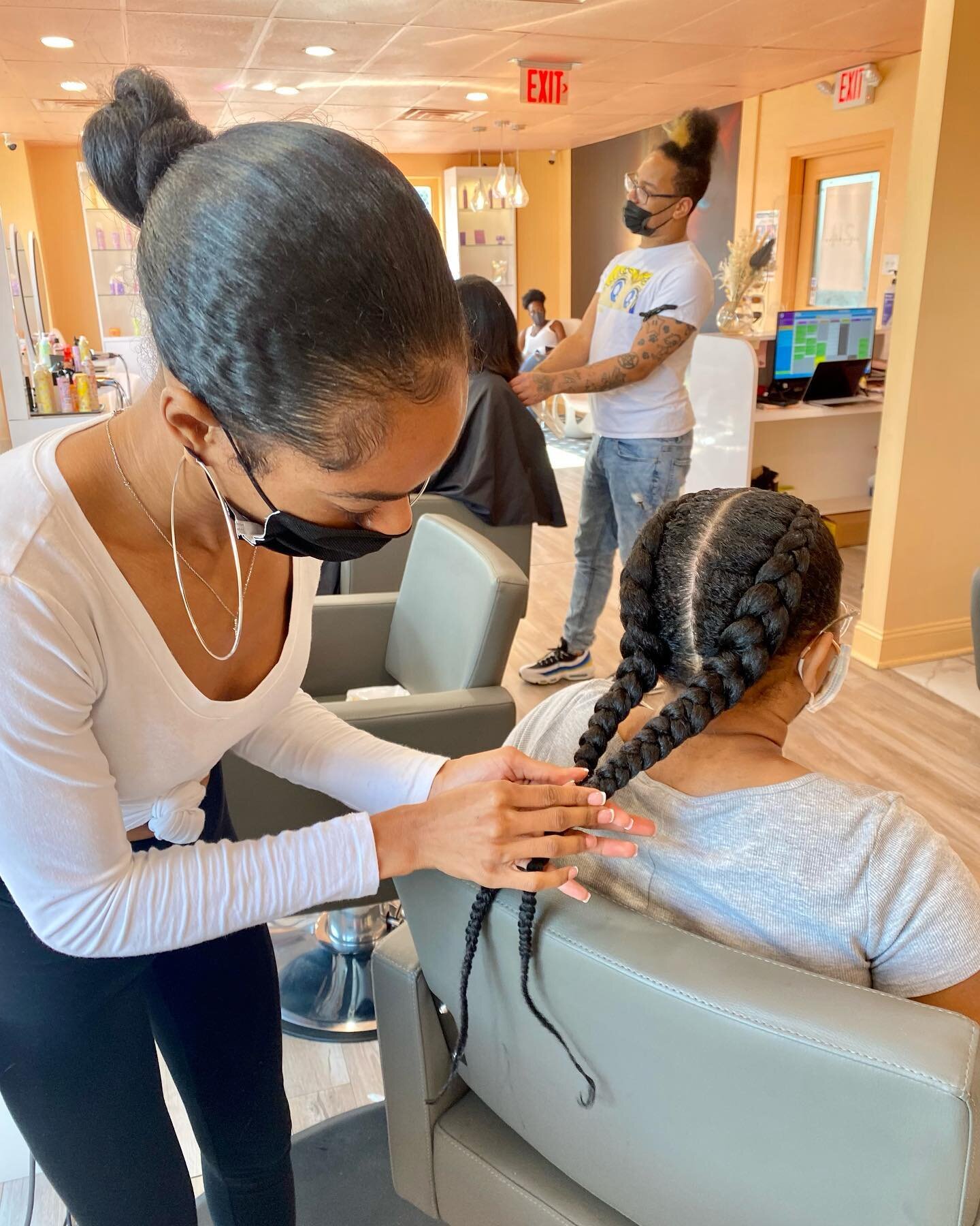 👙☀️🌩Heatwave and storms rolling through the DMV? Try a braided style with @londonmoriet or @twins_beautybar this afternoon. Run&hellip;don&rsquo;t walk to book. Choose up to 4 feed-ins or a braided pony👙☀️🌩