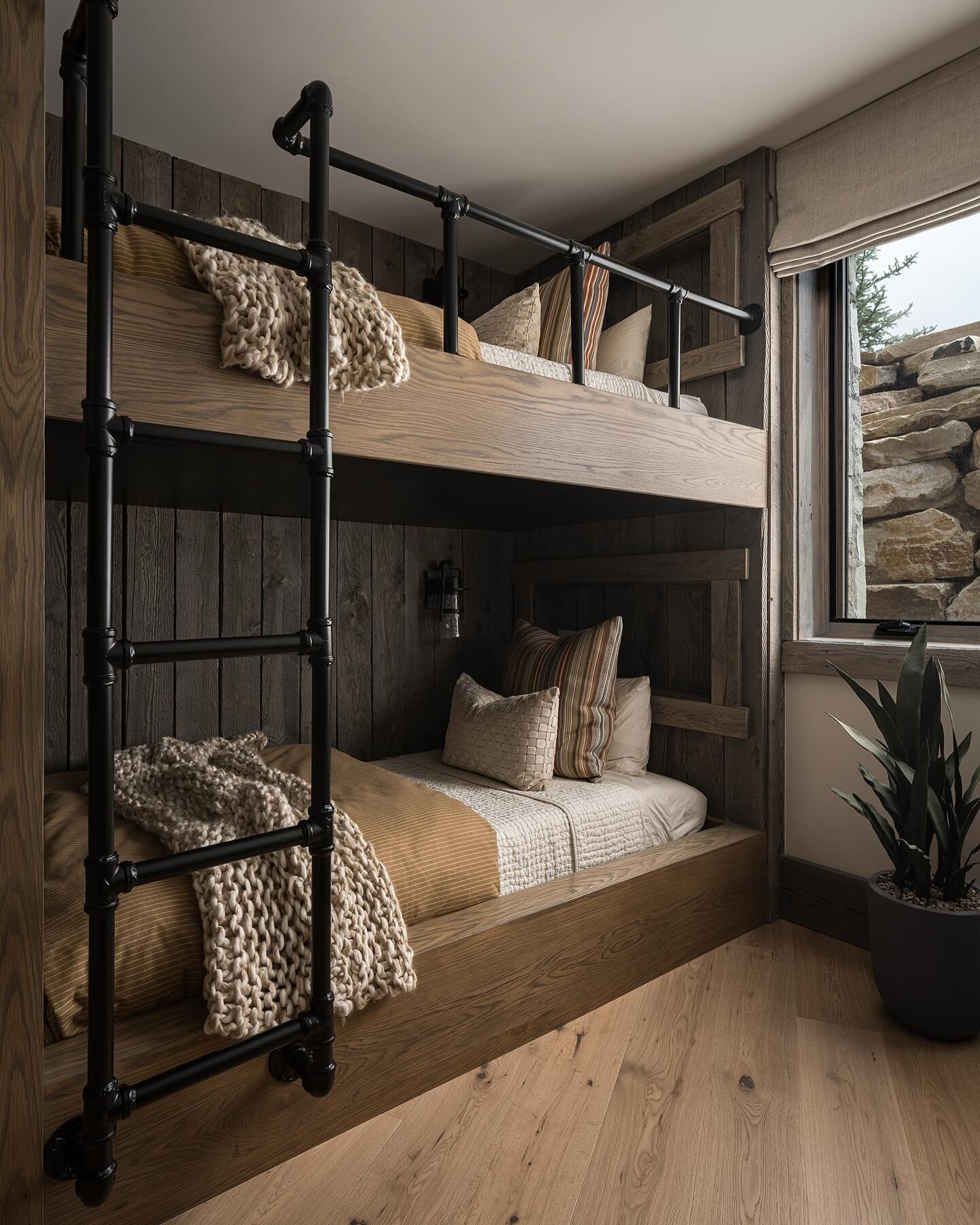 It&rsquo;s Thanksgiving week!  Who&rsquo;s got company coming? 
.
#kccinchway 
.
Lens: @joshwacaldwell 
Contractor: @killowenconstruction 
Interior Design: @kimberlyparkerdesign 
.
#bunkbeds #company #guests #makeroom #builtinbed #bunks #rustic #cabi
